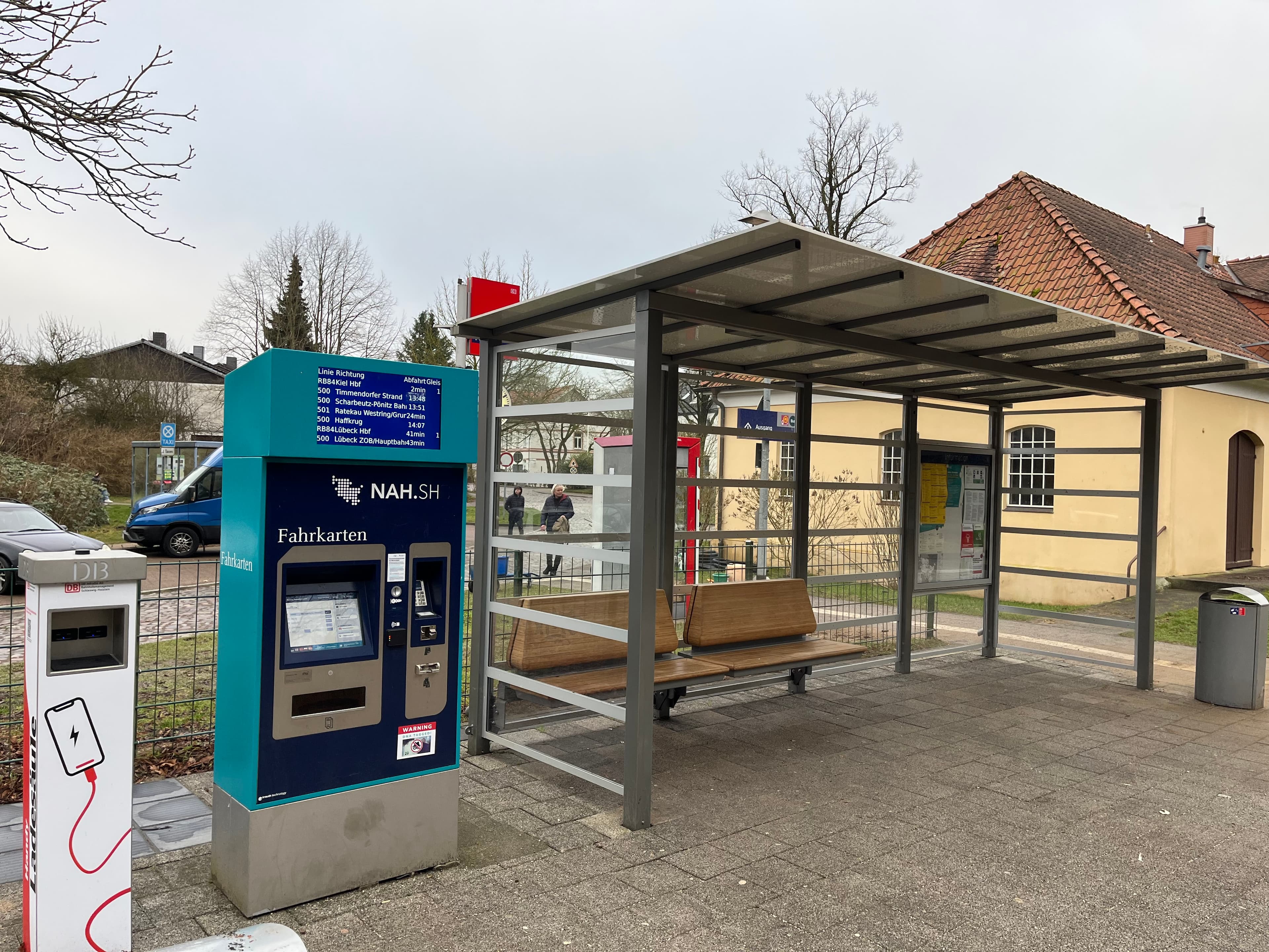 Das neue transparente Wetterschutzhaus, die neue Sitzbank. Am Rand eine solarbetriebene Ladestation für Handies.