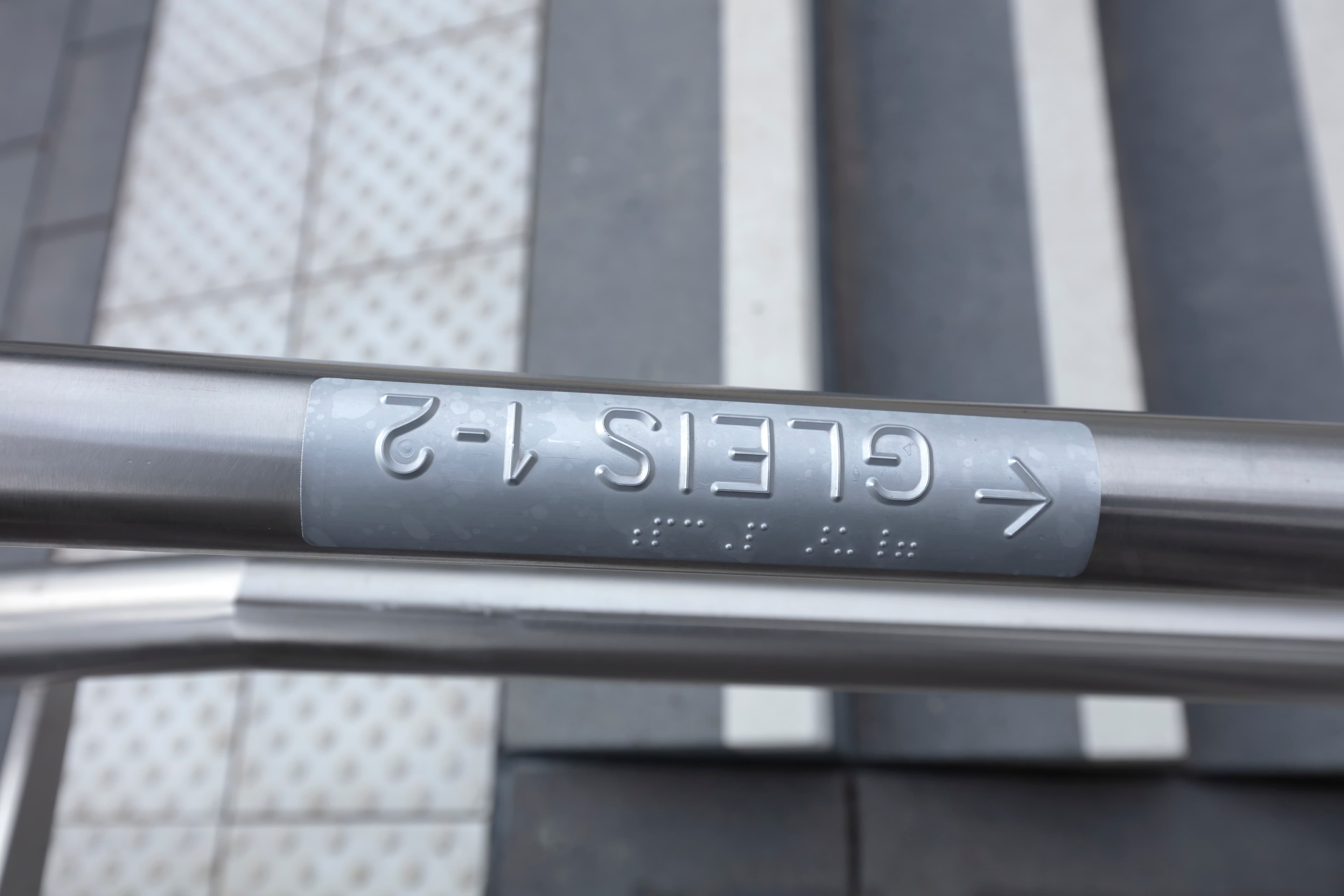 Detailaufnahme des taktilen Handlaufs an der Treppenanlage.