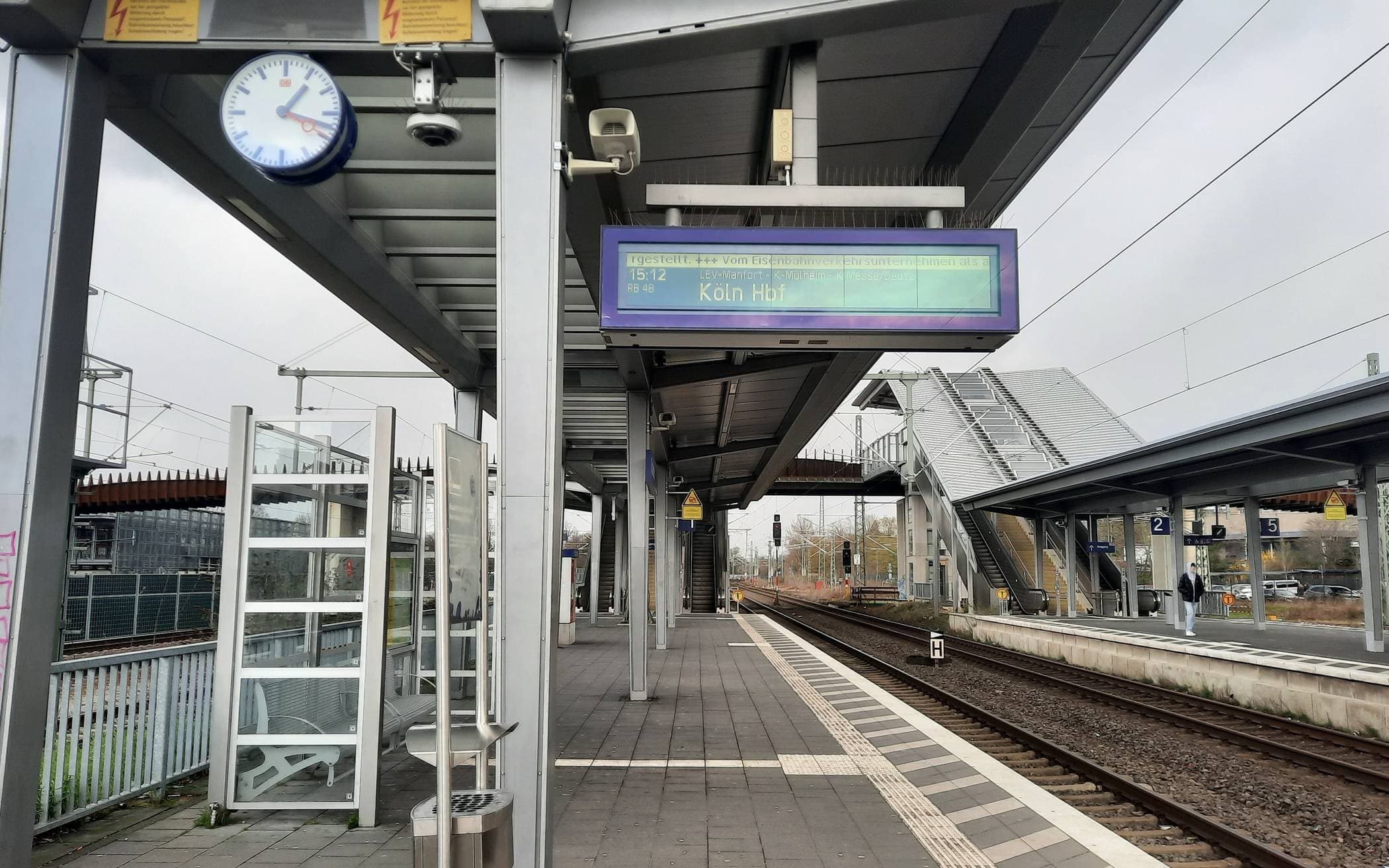 Alte Fahrgastinformationsanlage am Bahnsteig.