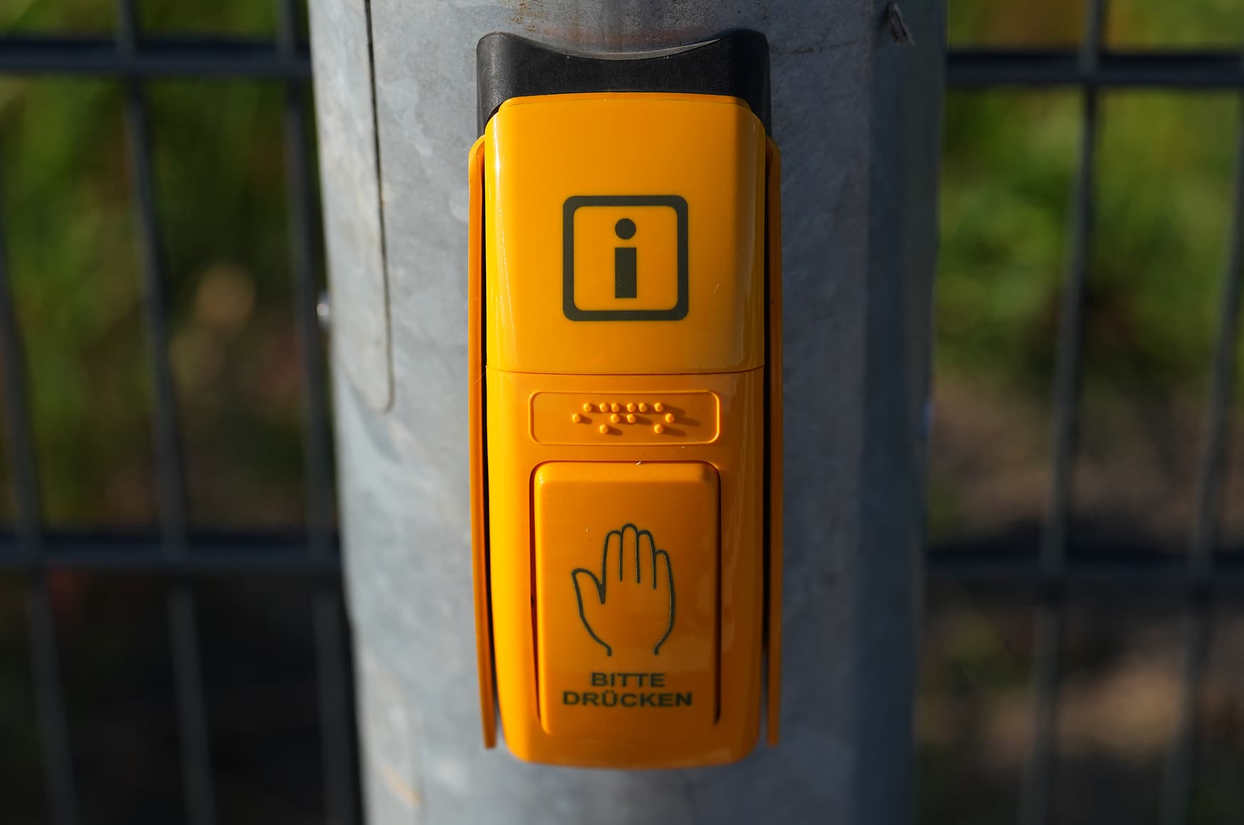 Gelber Taster an der Stele der Reisendeninformation.