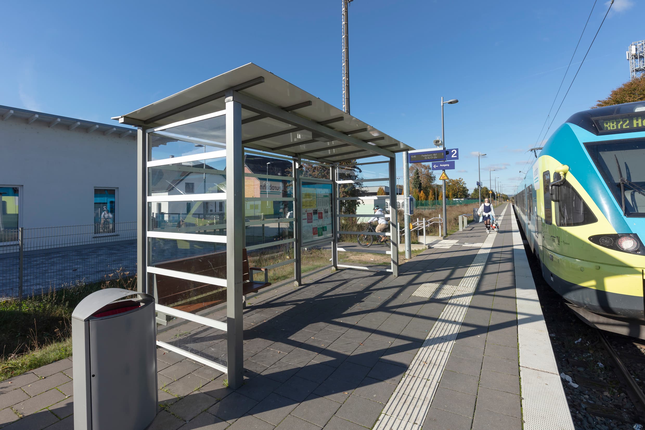 Der Blick auf den Bahnsteig mit dem sanierten Wetterschutzhäuschen und dem neuen Dynamischen Schriften Anzeiger (DSA+) des Bahnhofs Bad Salzuflen-Sylbach