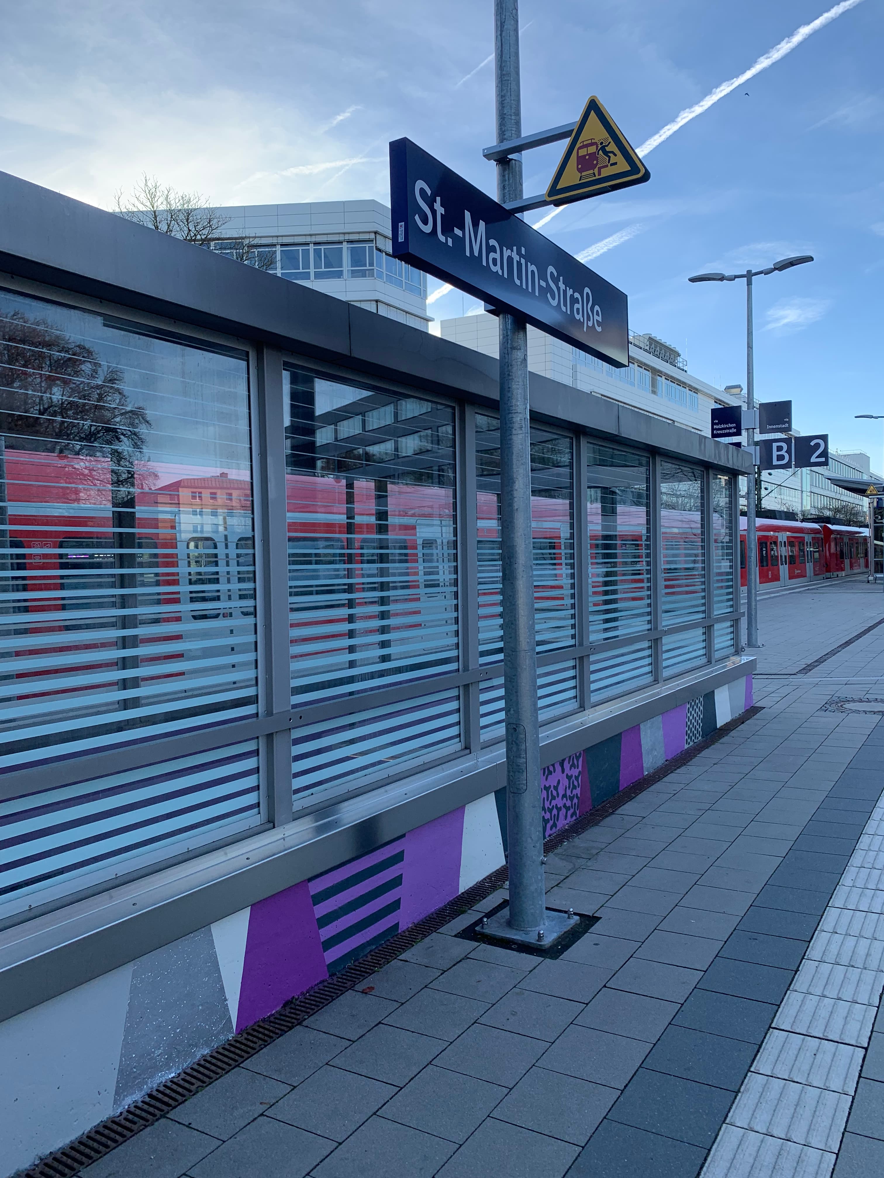 Blick auf den Bahnsteig des neu gestalteten Zukunftsbahnhofs München St.-Martin-Straße. 