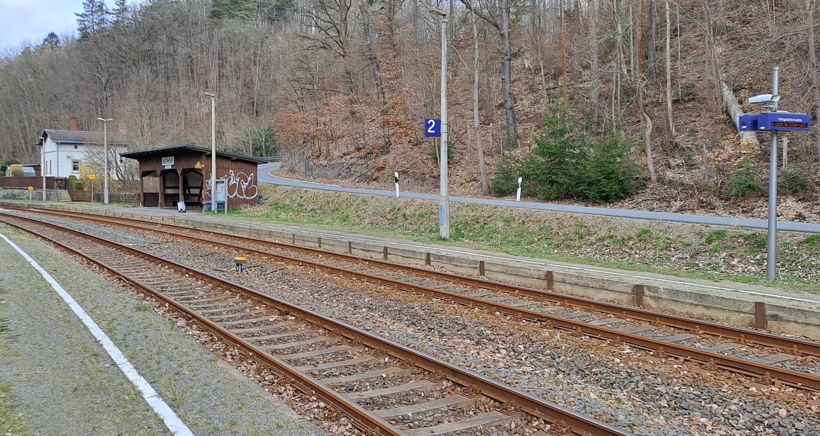 Die alten, niedrigen und zum Teil grasbewachsenen Bahnsteige in Barthmühle.