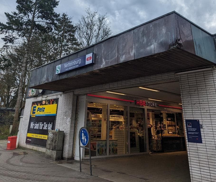 Der Eingangbereich mit weißem Klinker und einer verdreckten Dachfassade.