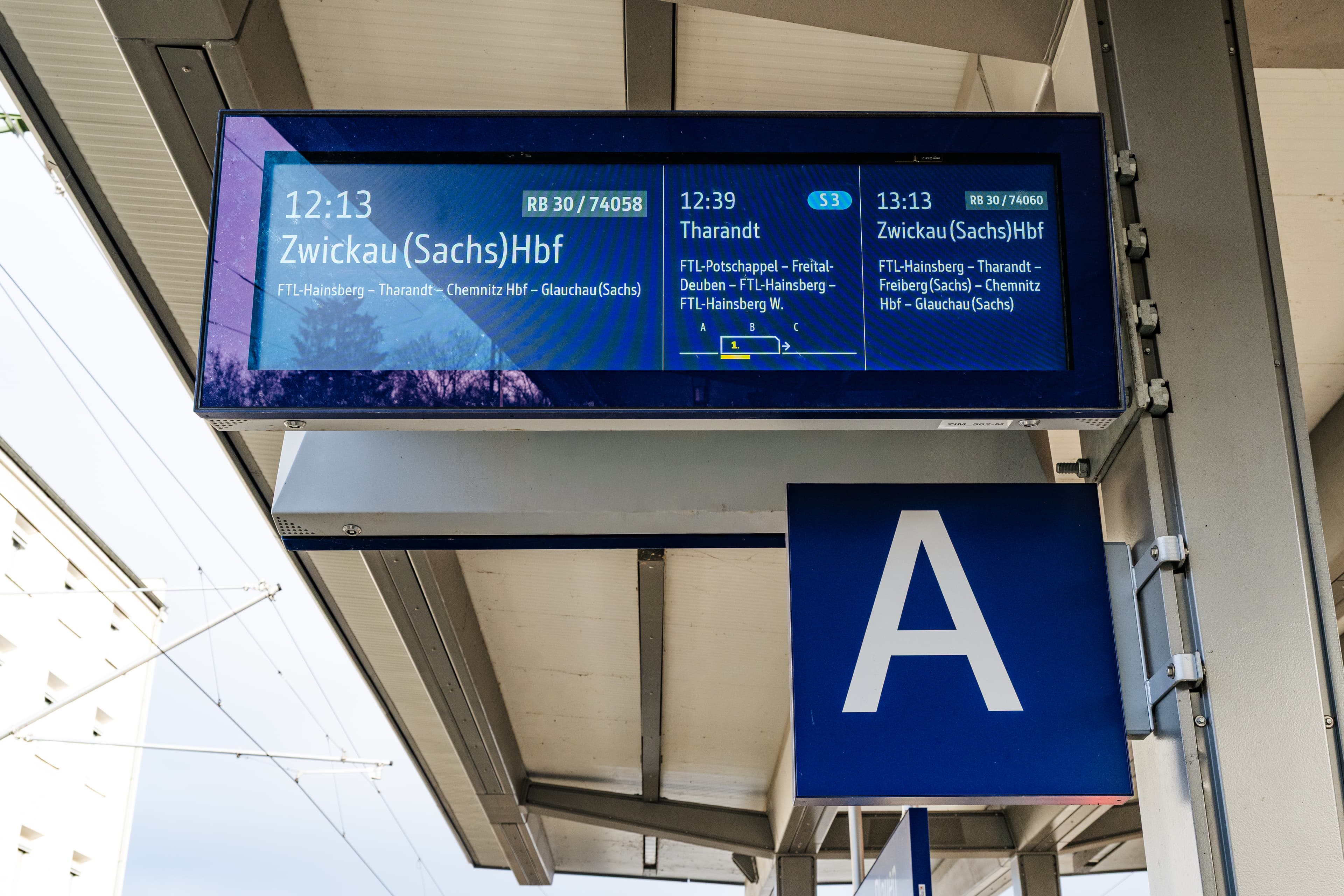 Neuer Anzeiger - dreigeteilt - und ein Gleisabschnittskennzeichen mit dem Buchstaben A