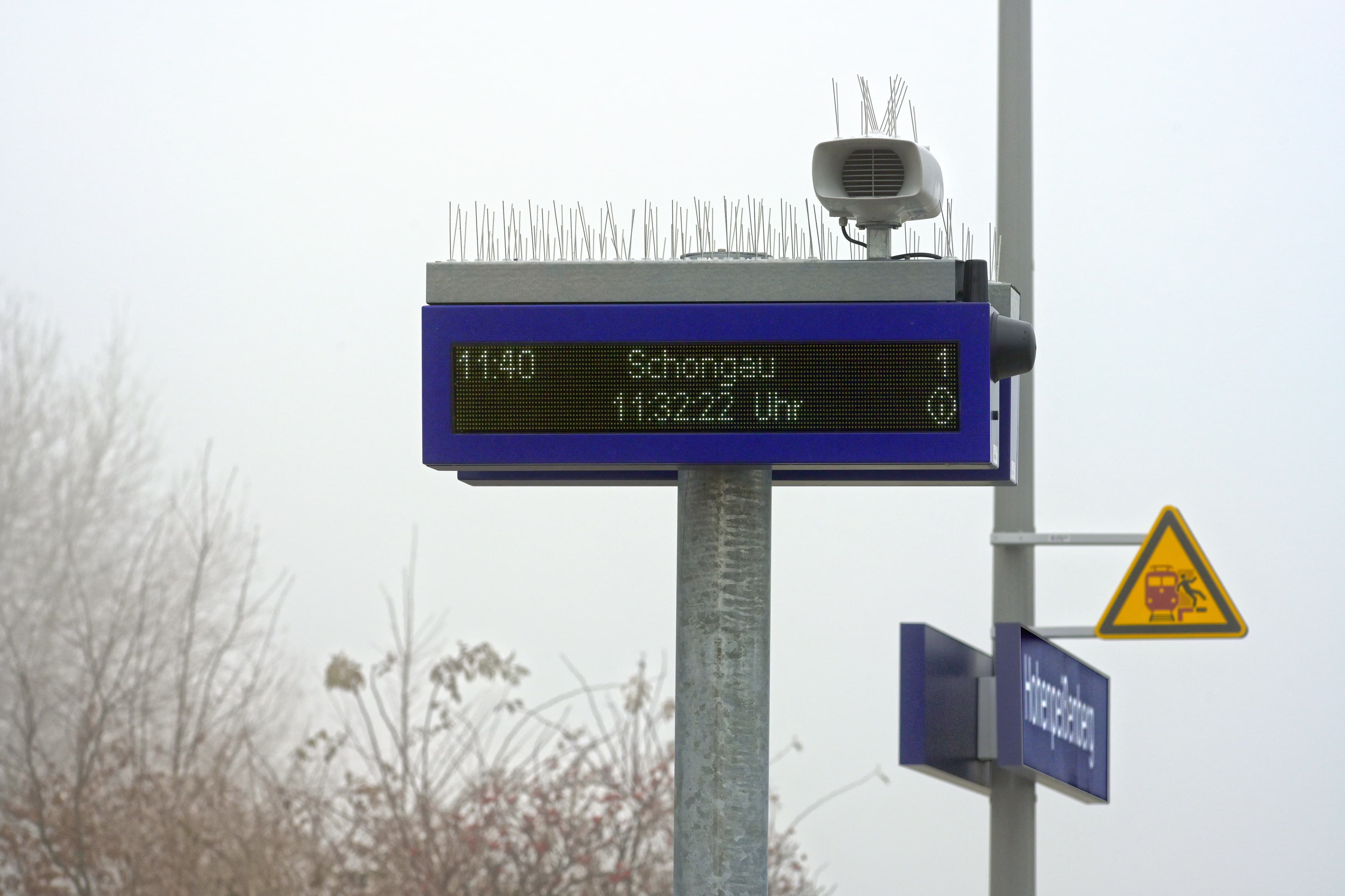 Abgebildet ein Dynamischer Schriftanzeiger (digitales Anzeigegerät) am Bahnsteig des Zukunftsbahnhofs Hohenpeißenberg.
