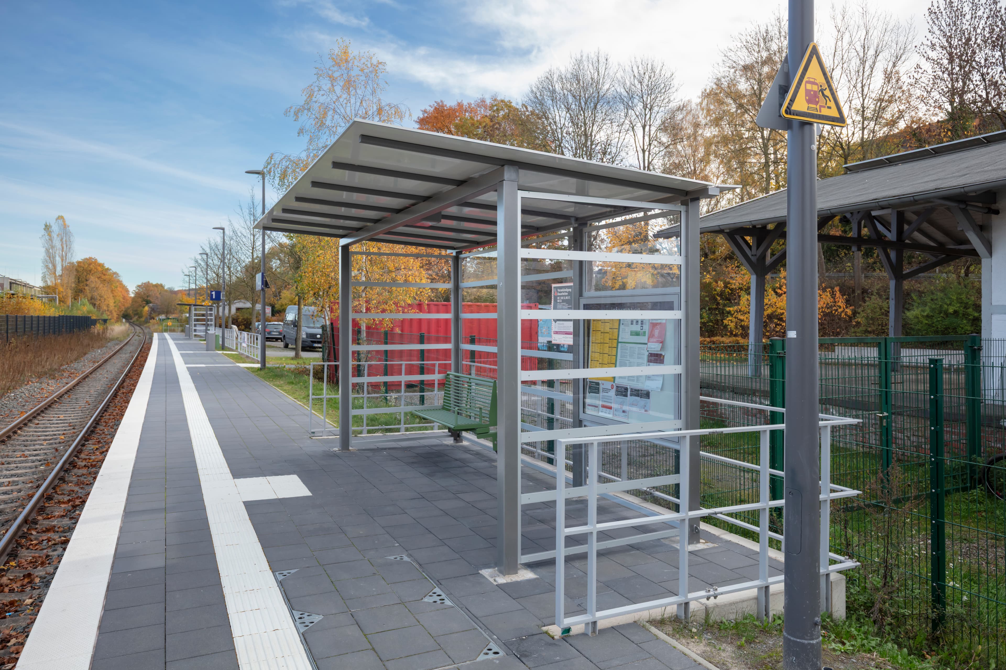 Ein neuer lichtdurchlässiger Wetterschutz mit einer neuen komfortablen Sitzbank wirkt nun einladend auf Reisende.