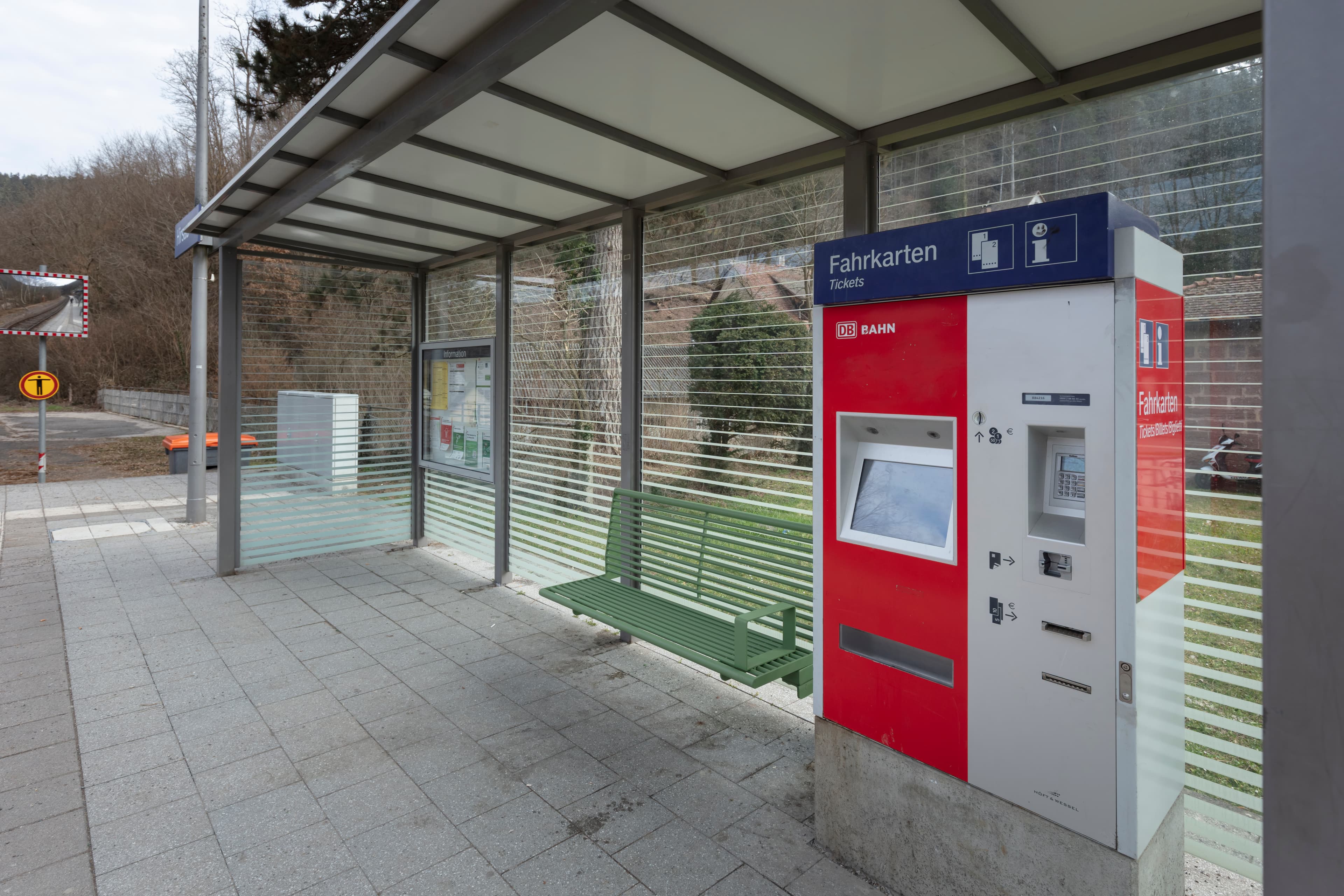 Blick auf die neuen Sitzbänke am Bahnhof Hirsau in Reseda Grün.
