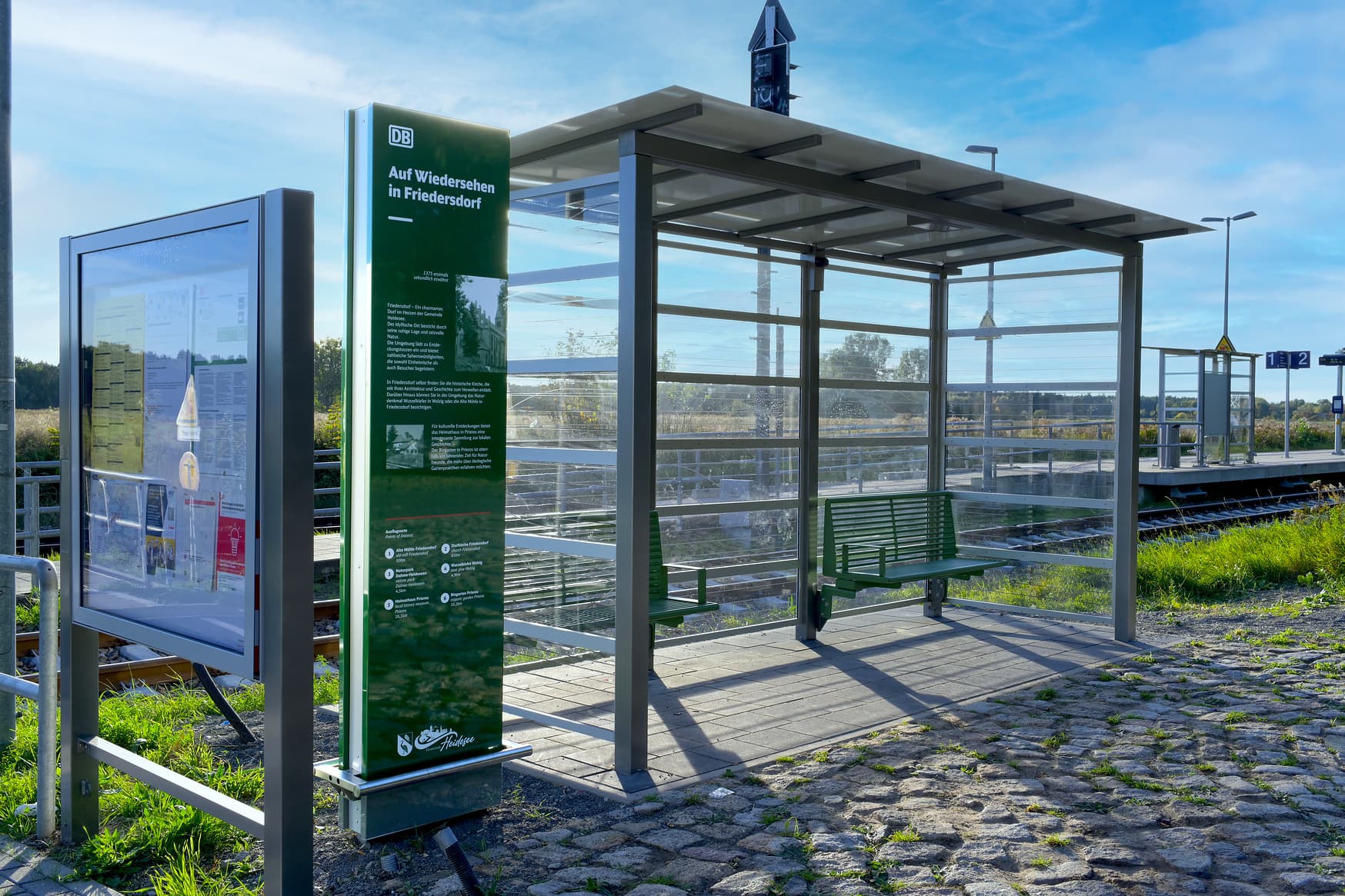 Neues Wetterschutzhäuschen mit Infostele und Vitrine.
