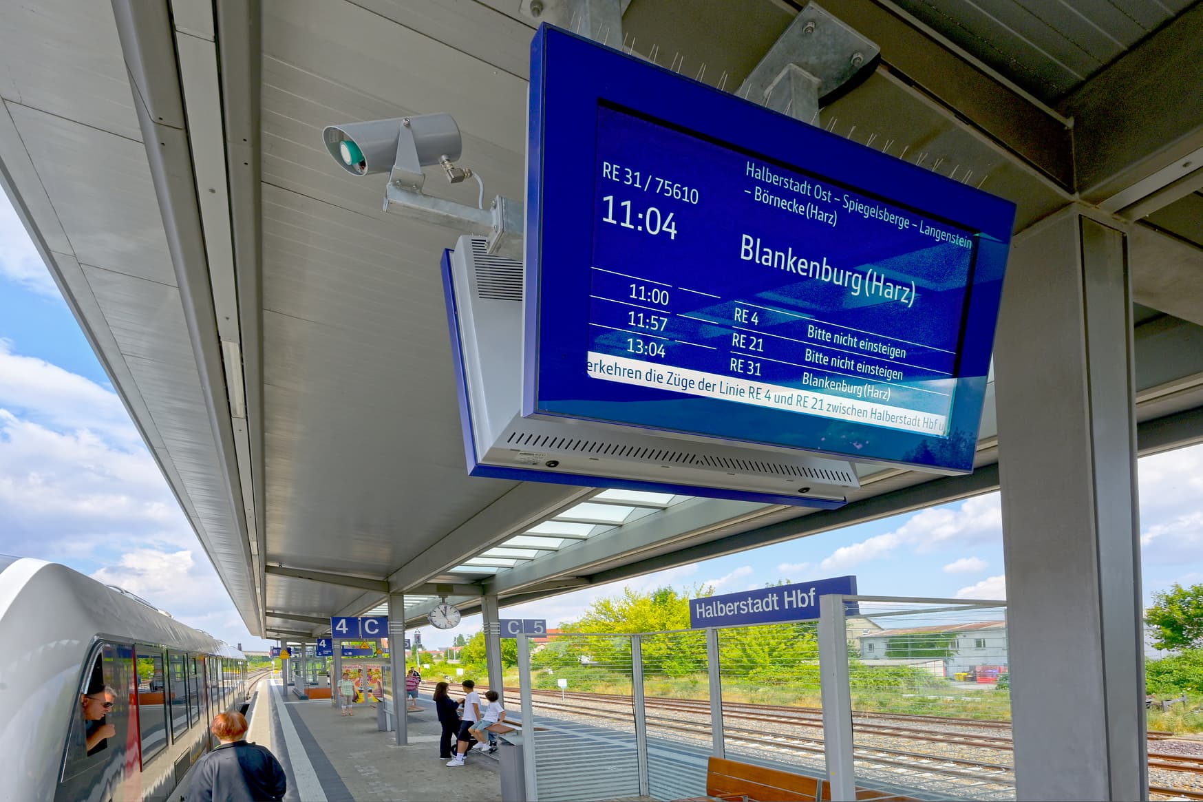 Ein ZugInfomonitor am Bahnsteig 4 von Halberstadt.