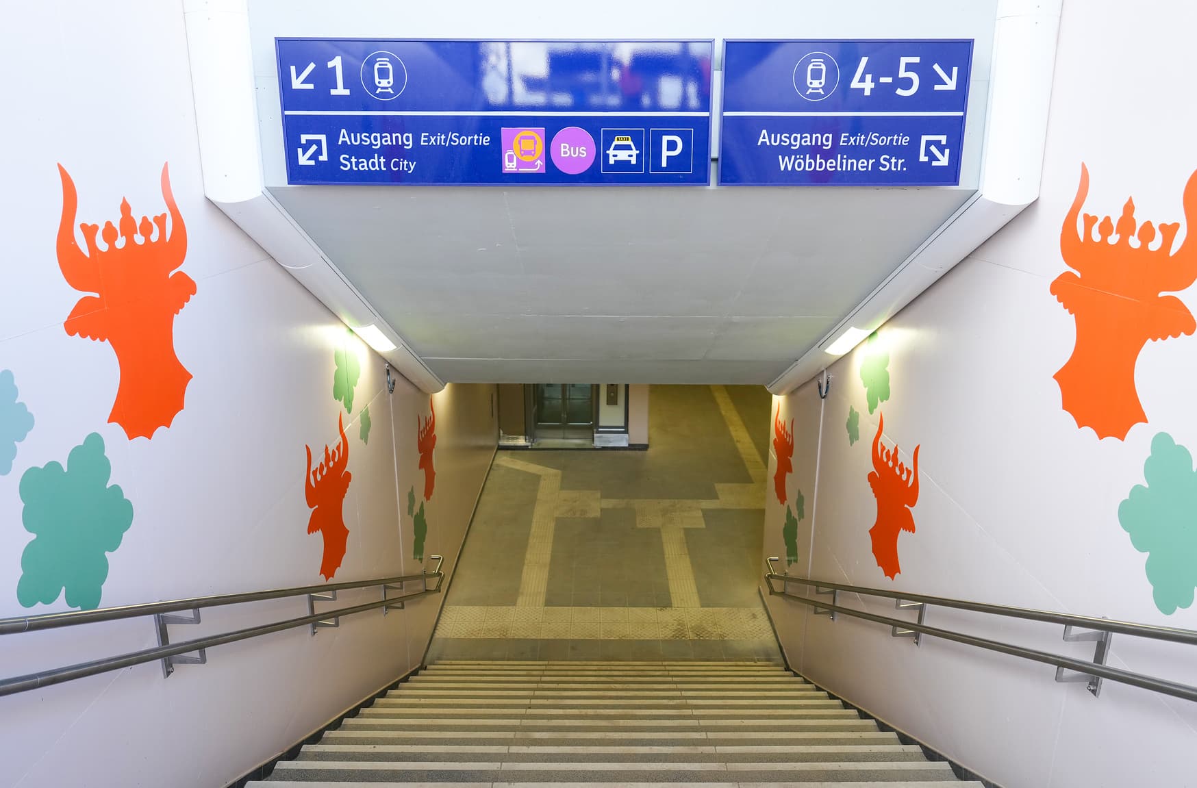Treppenaufgang mit Wegeleitung im modernen Design.