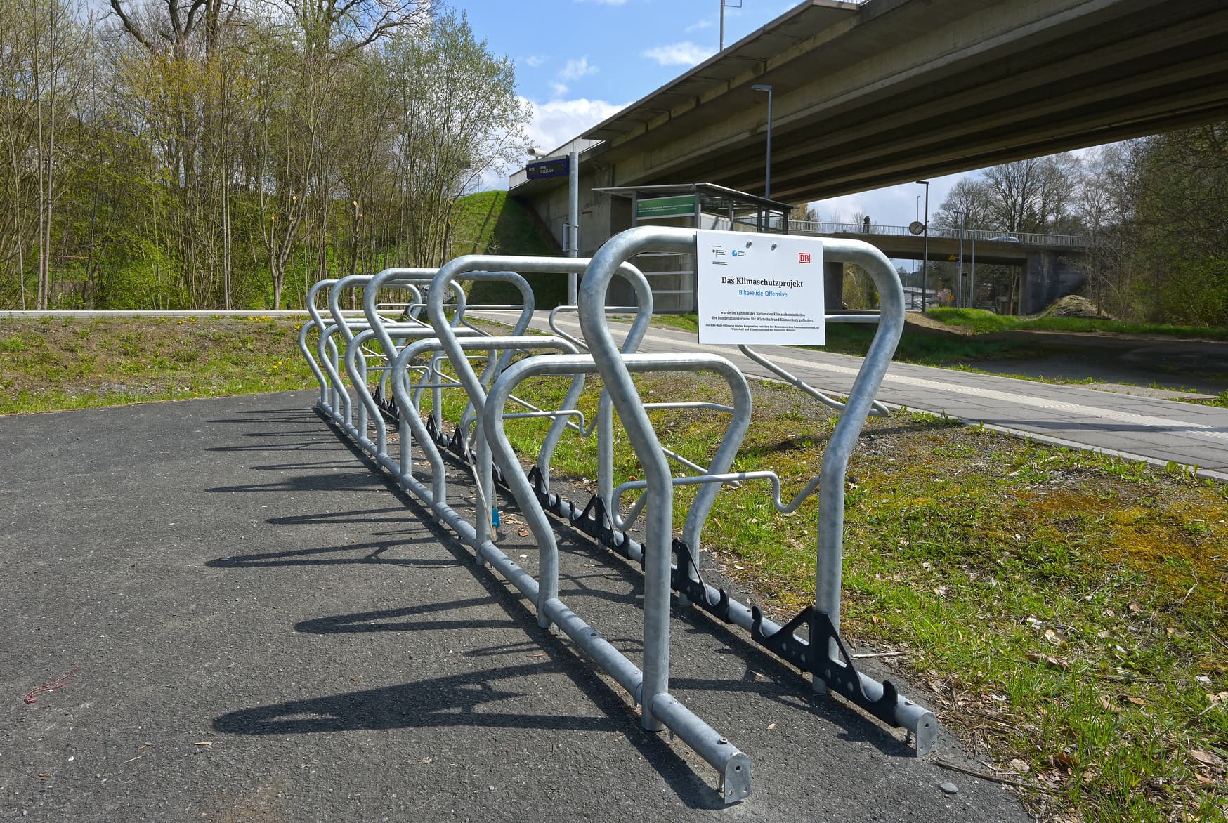 Ein Fahrradständer aus Metall direkt vor dem Bahnsteig. 