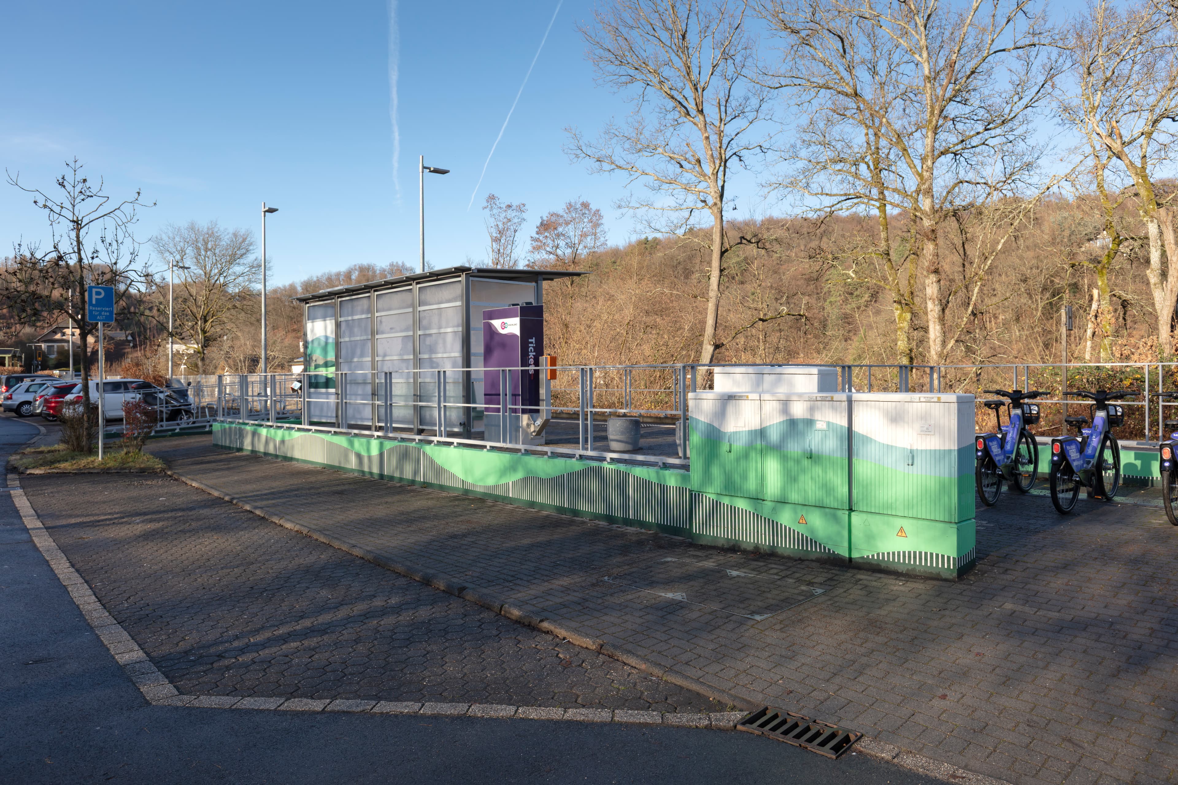 Mittlerweile steht ein lichtdurchlässiger Wetterschutz anstelle des DB-Pluspunktes. Die Stützwand und die Rückseite der Vitrine wurden mit einem modernen Design aufgefrischt.