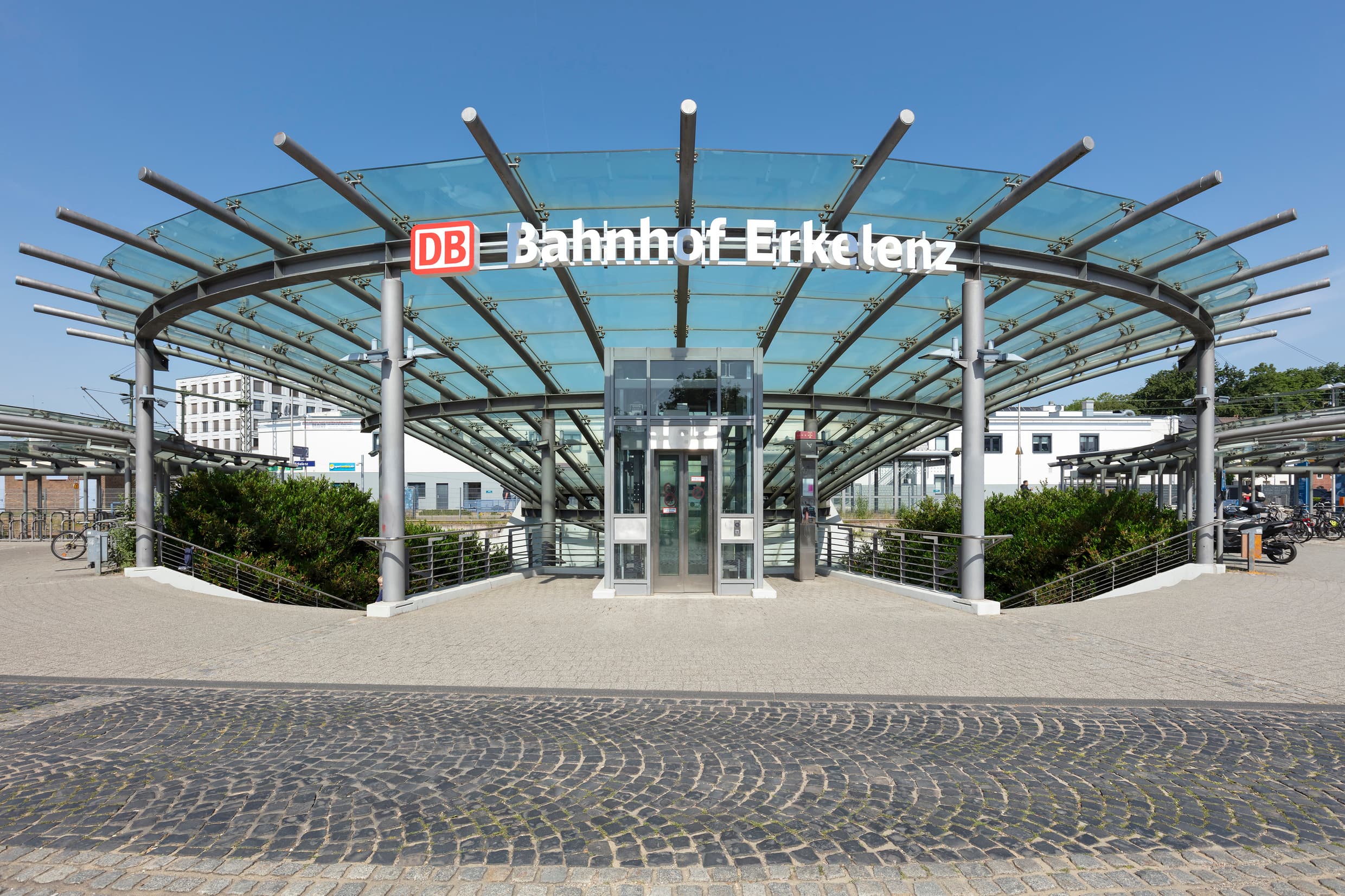 Bahnhofsvorplatz und Aufzug am Bahnhof Erkelenz.