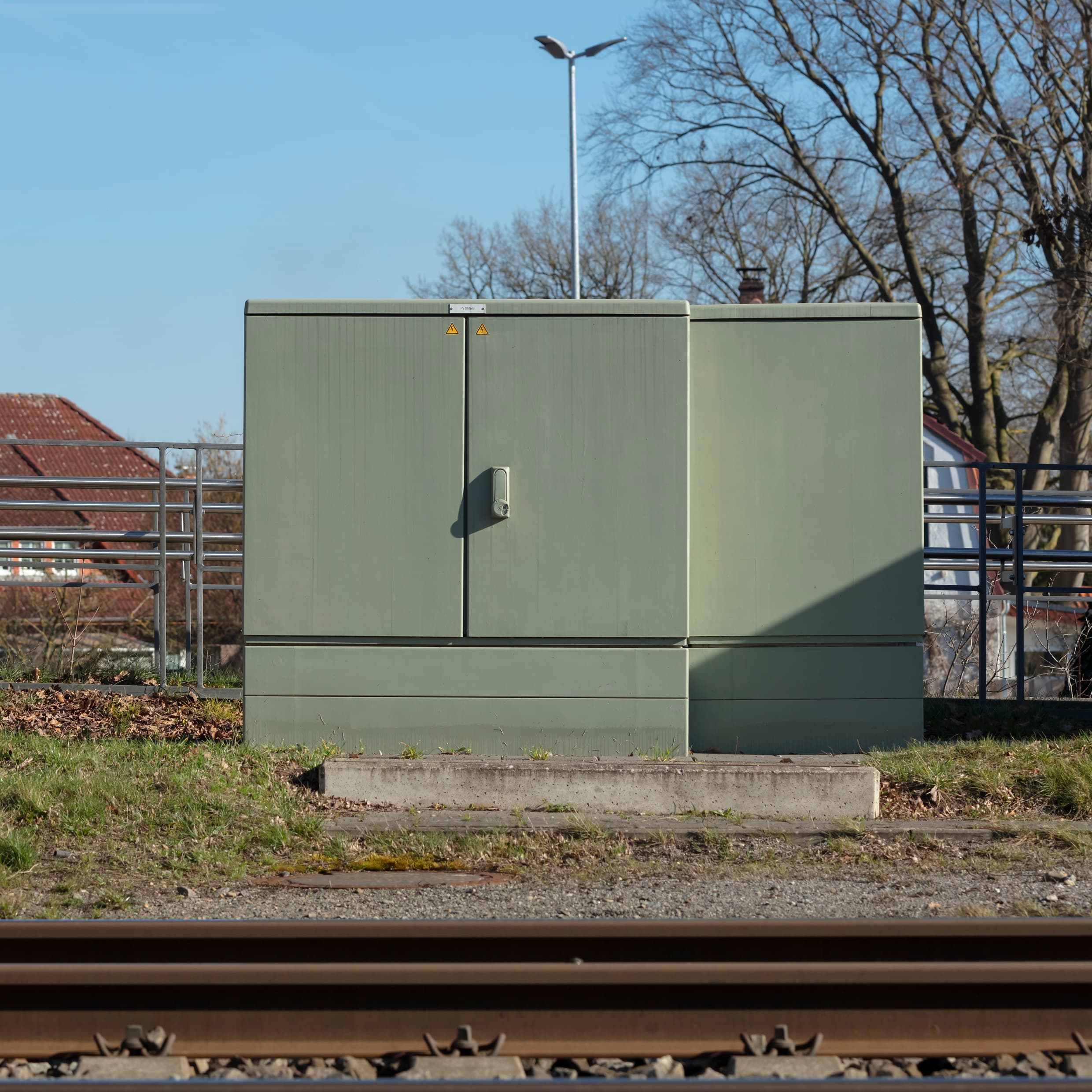 Grün gestrichener Stromkasten am Bahnhof Schierbrok.