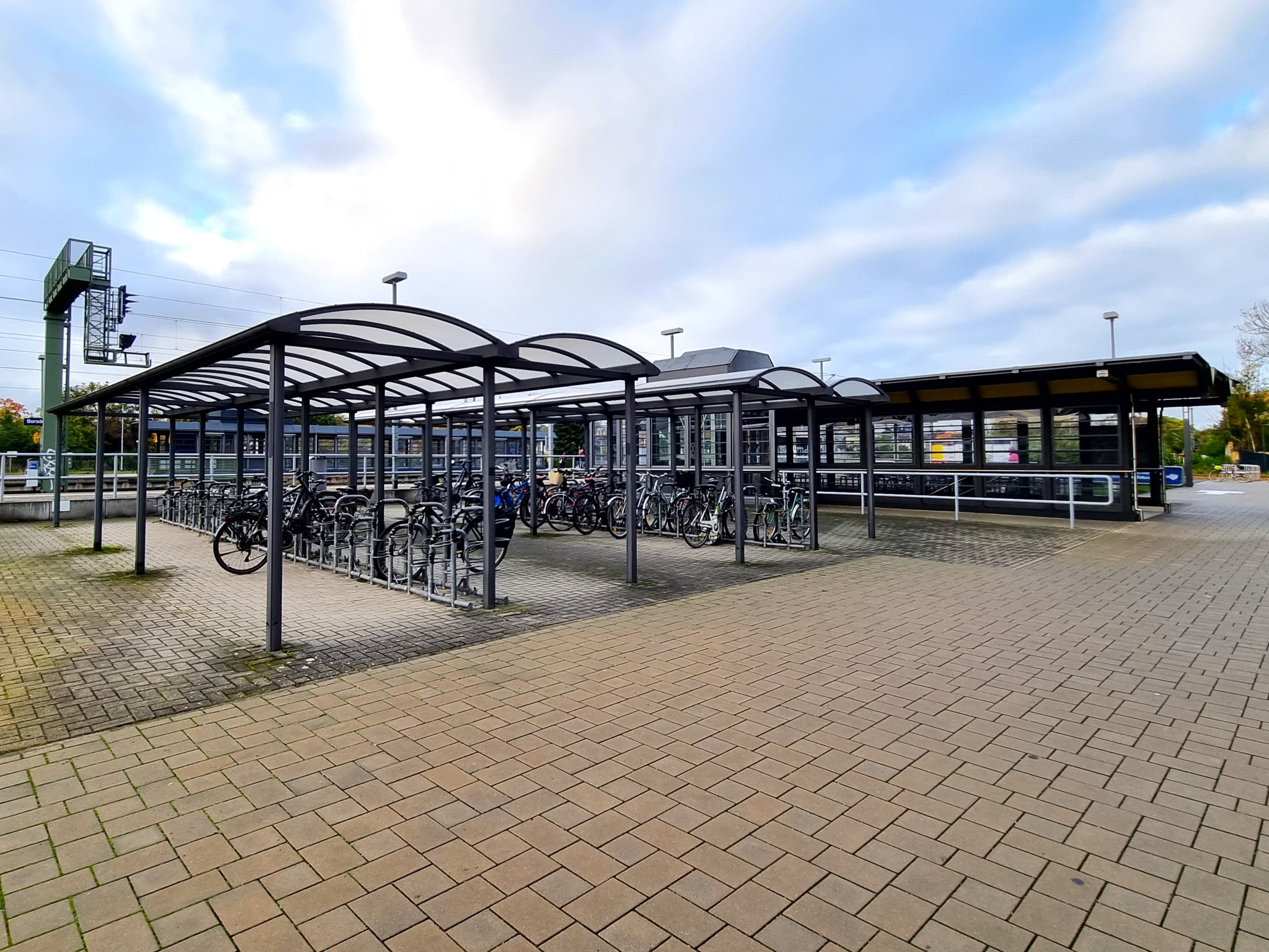 Zu sehen sind viele überdachte Fahrradstellplätze auf dem Vorplatz. Die Stadt Borsdorf hat sie erreichtet.