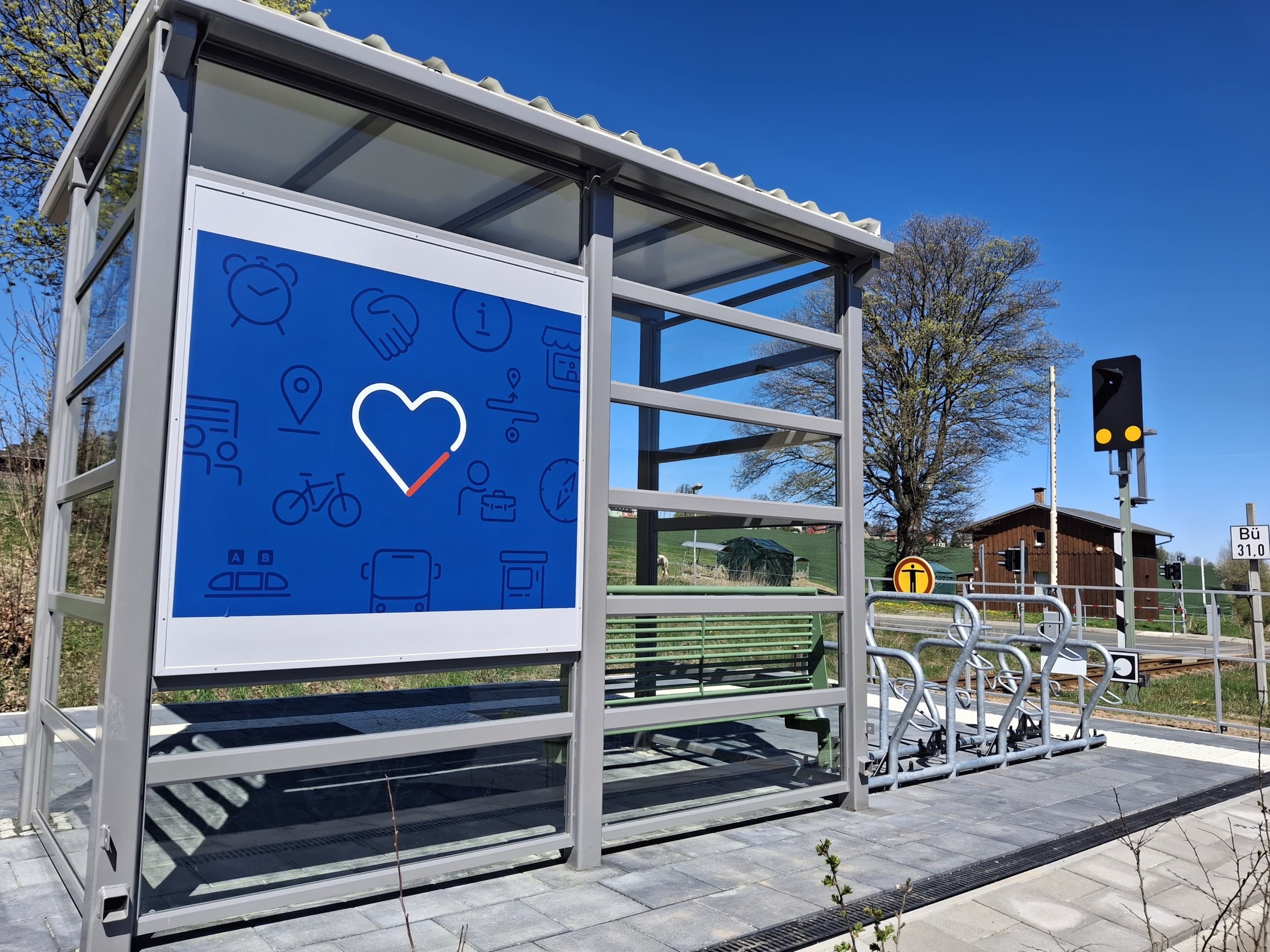 Detailaufnahme Rückseite eines Wetterschutzhauses. Blaue Gestaltung mit weißem Herz in der Mitte.