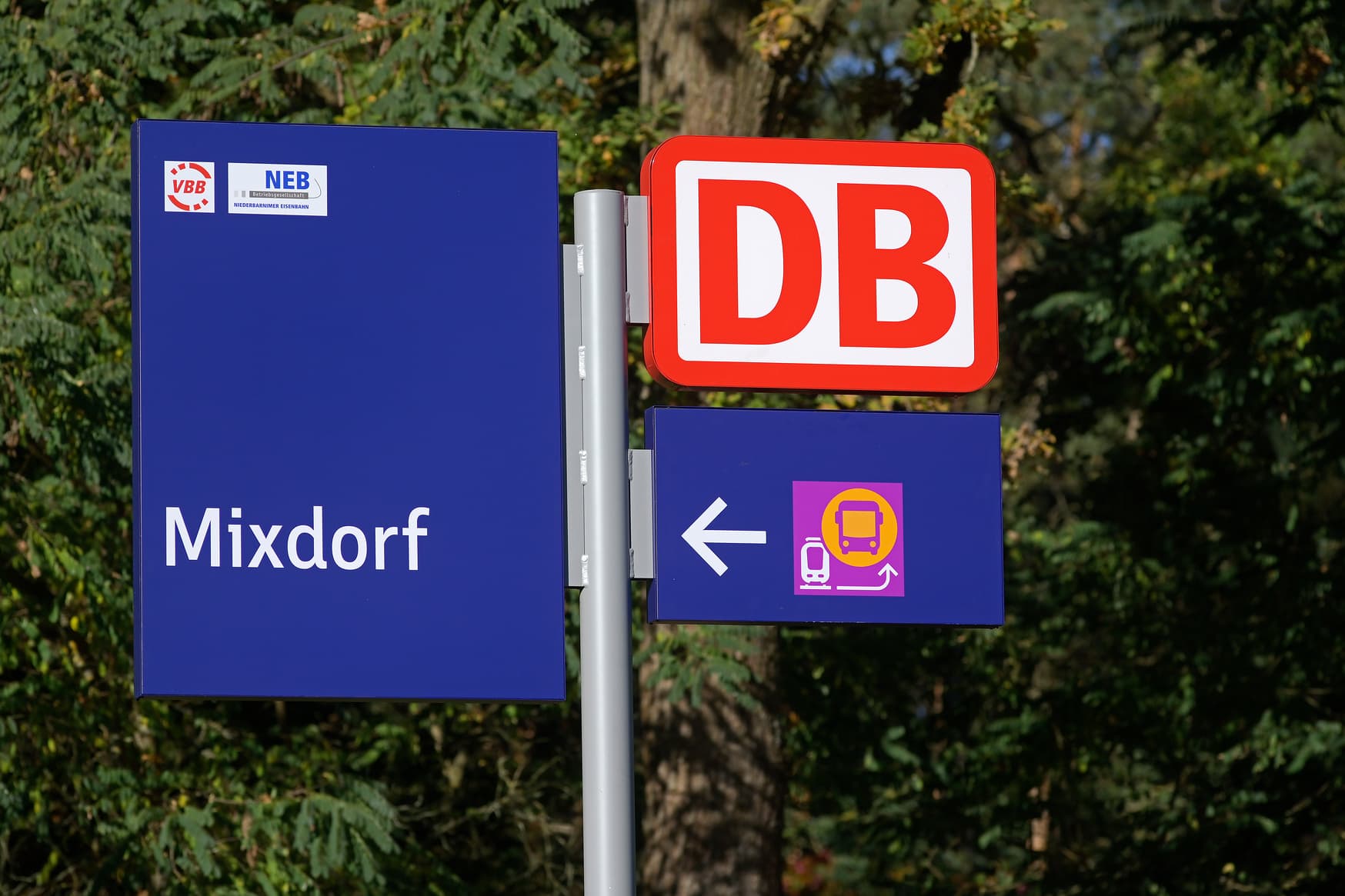 Zwei blaue Schilder und ein DB-Logo.