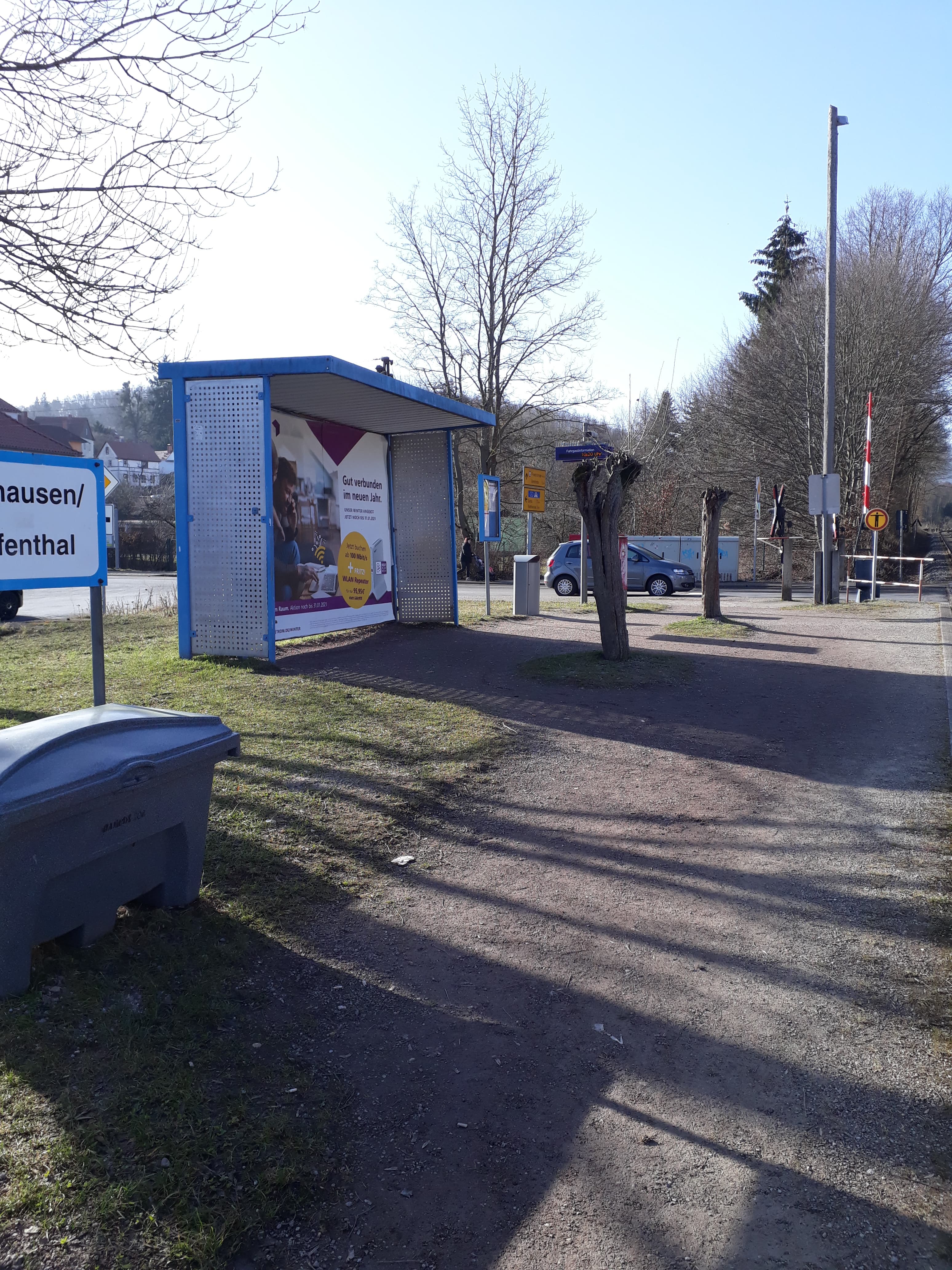 Der alte bauliche Zustand zeigt einen nicht befestigten Bahnsteig, veraltete und vandalierte Ausstattung.