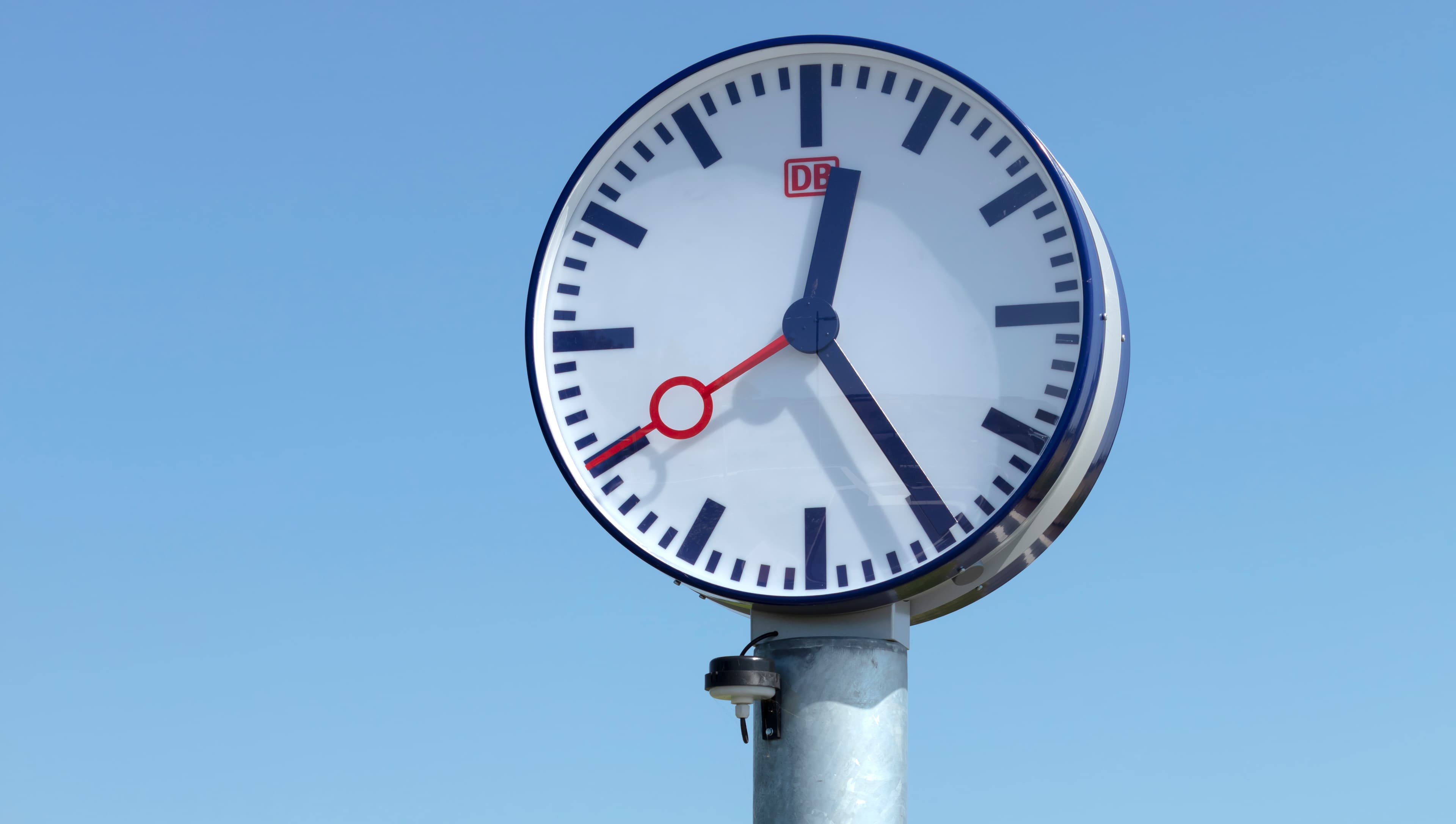 Die neue Bahnhofsuhr im klassischen Design.