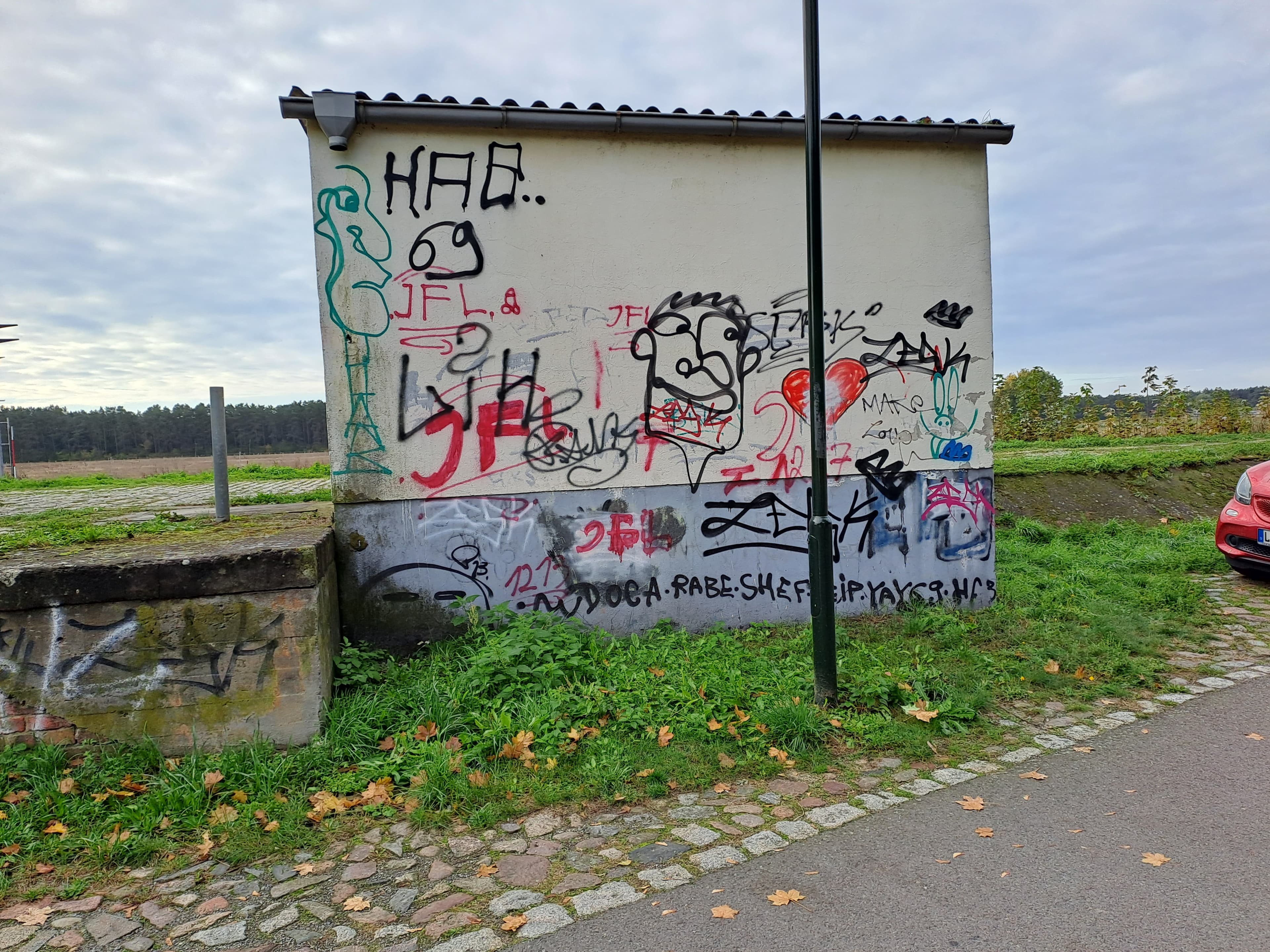 Das Nebengebäude mit Graffiti.