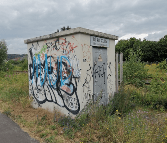 Das Schalthäuschen mit Graffitiverschmutzungen.