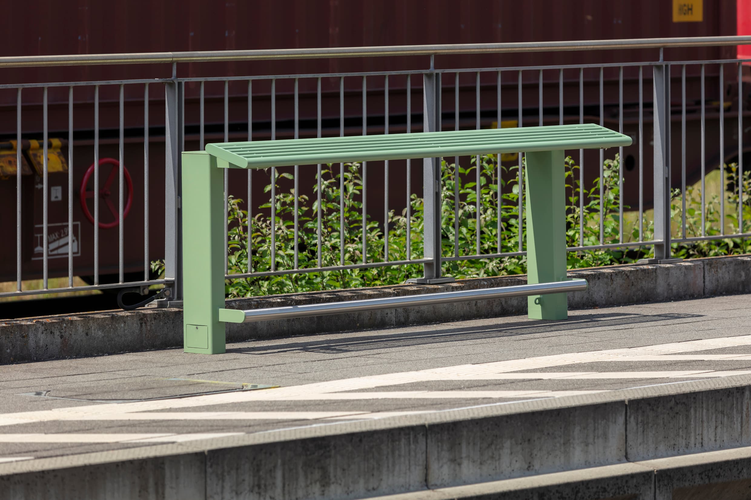 Sanierter Bahnsteig mit einem neuen Calidum Anlehner am Bahnhof Hünfeld.