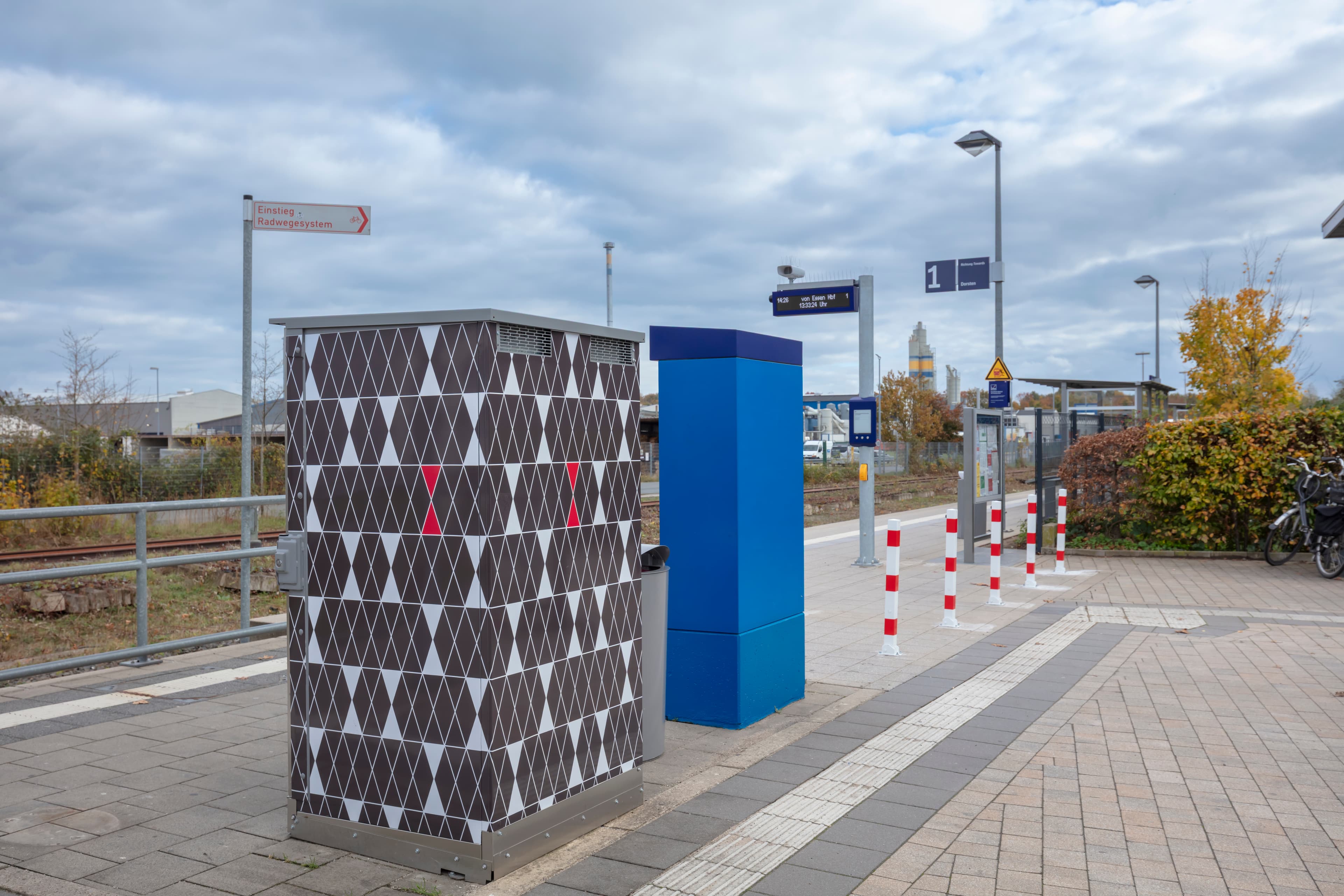 Blick auf die Rückseite des Automaten mit seiner neuen auffrischenden Gestaltung.