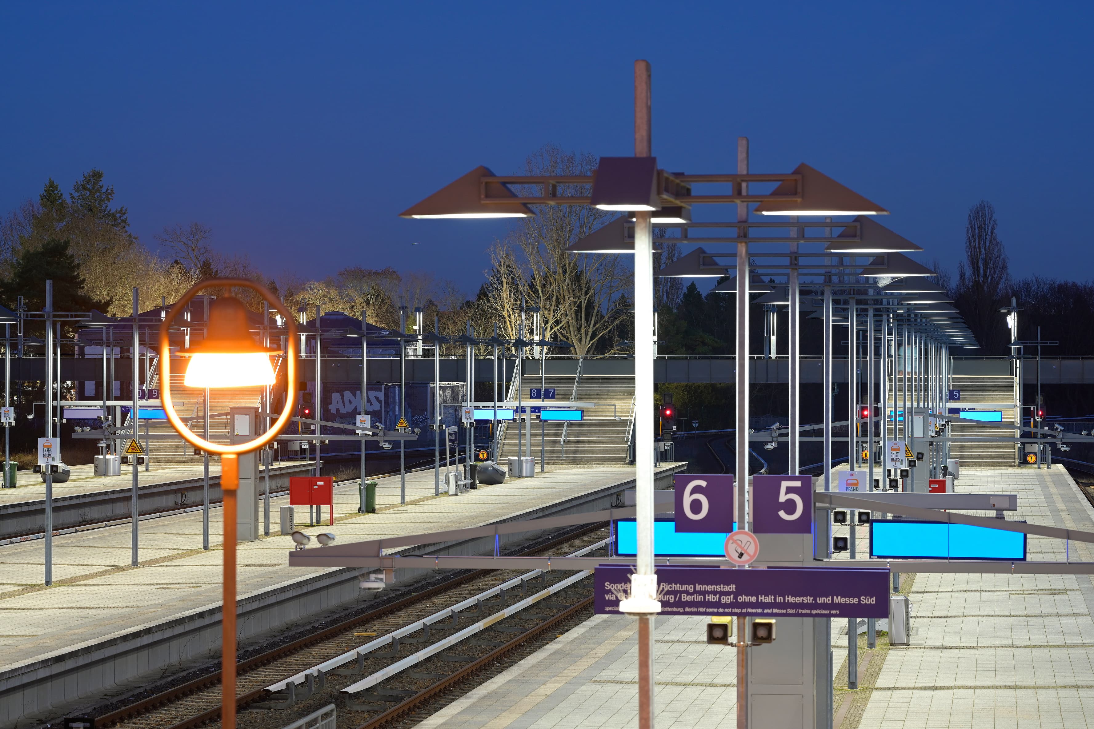 Blick auf die Bahnsteige im Dunkeln