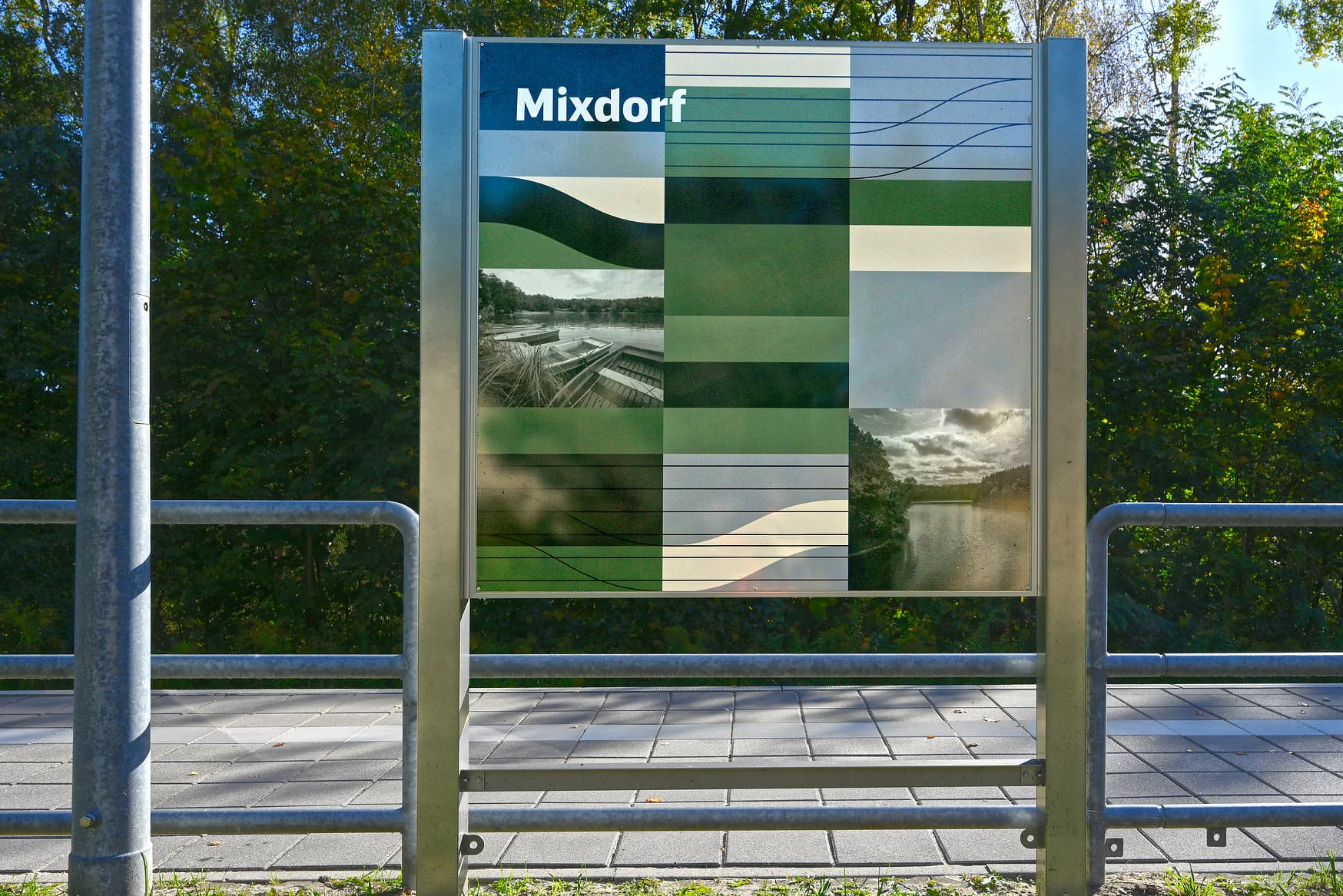 Vitrinenrückseiten mit regional geprägter Optik.