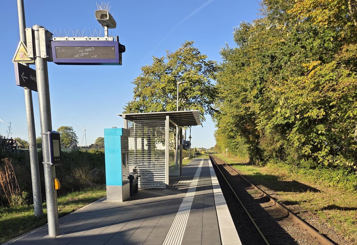 Wetterschutz, Fahrkartenautomat und Bahnsteig in Tiebensee.