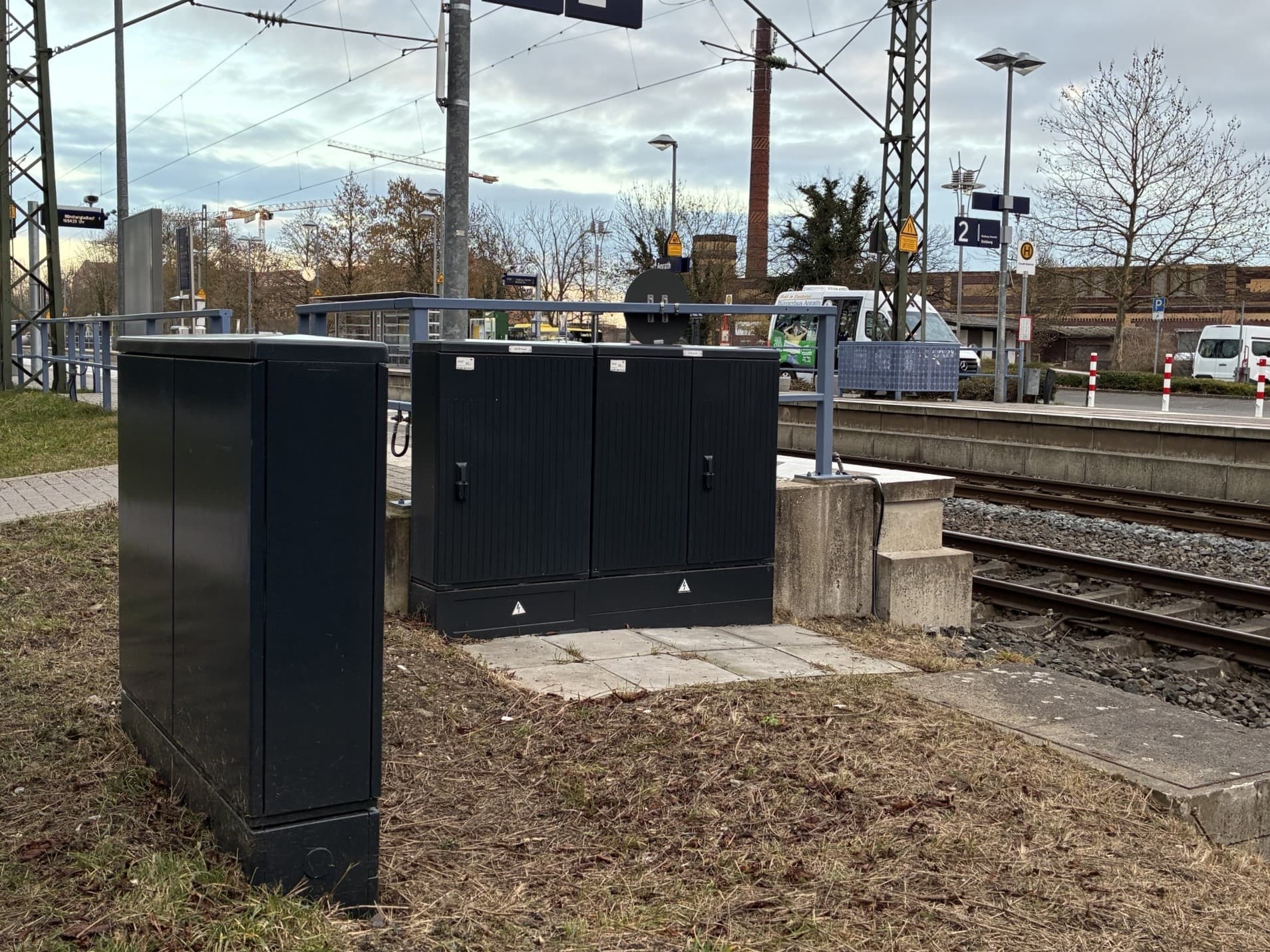 Schwarz gestrichene Stromkästen.