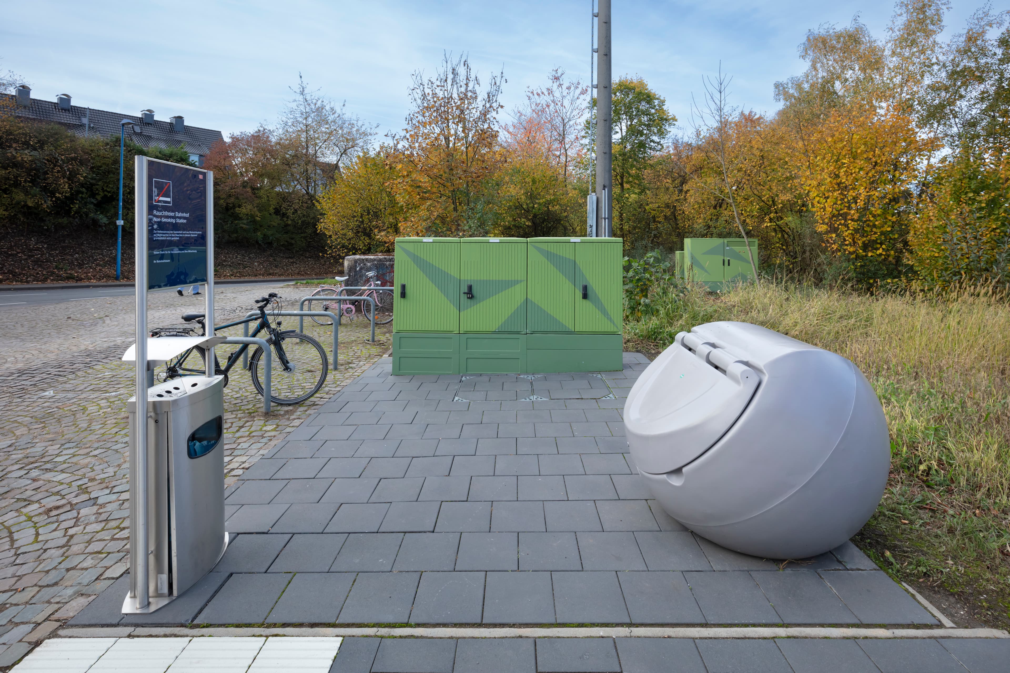 Blick auf die Verteilerkästen mit frischem neuen Anstrich.