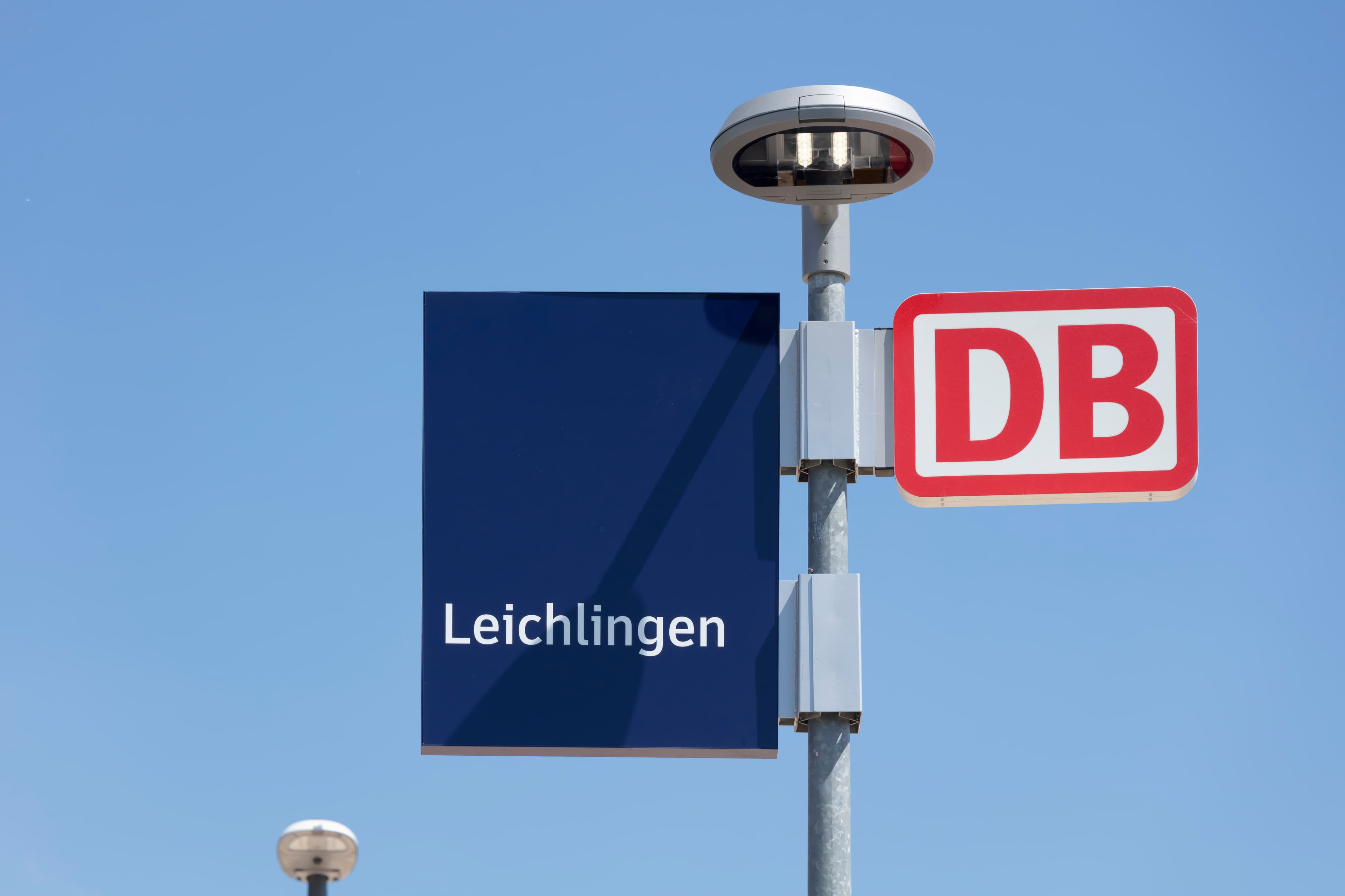 Detailaufnahme der neuen Bahnhofsfahne und Beleuchtung.