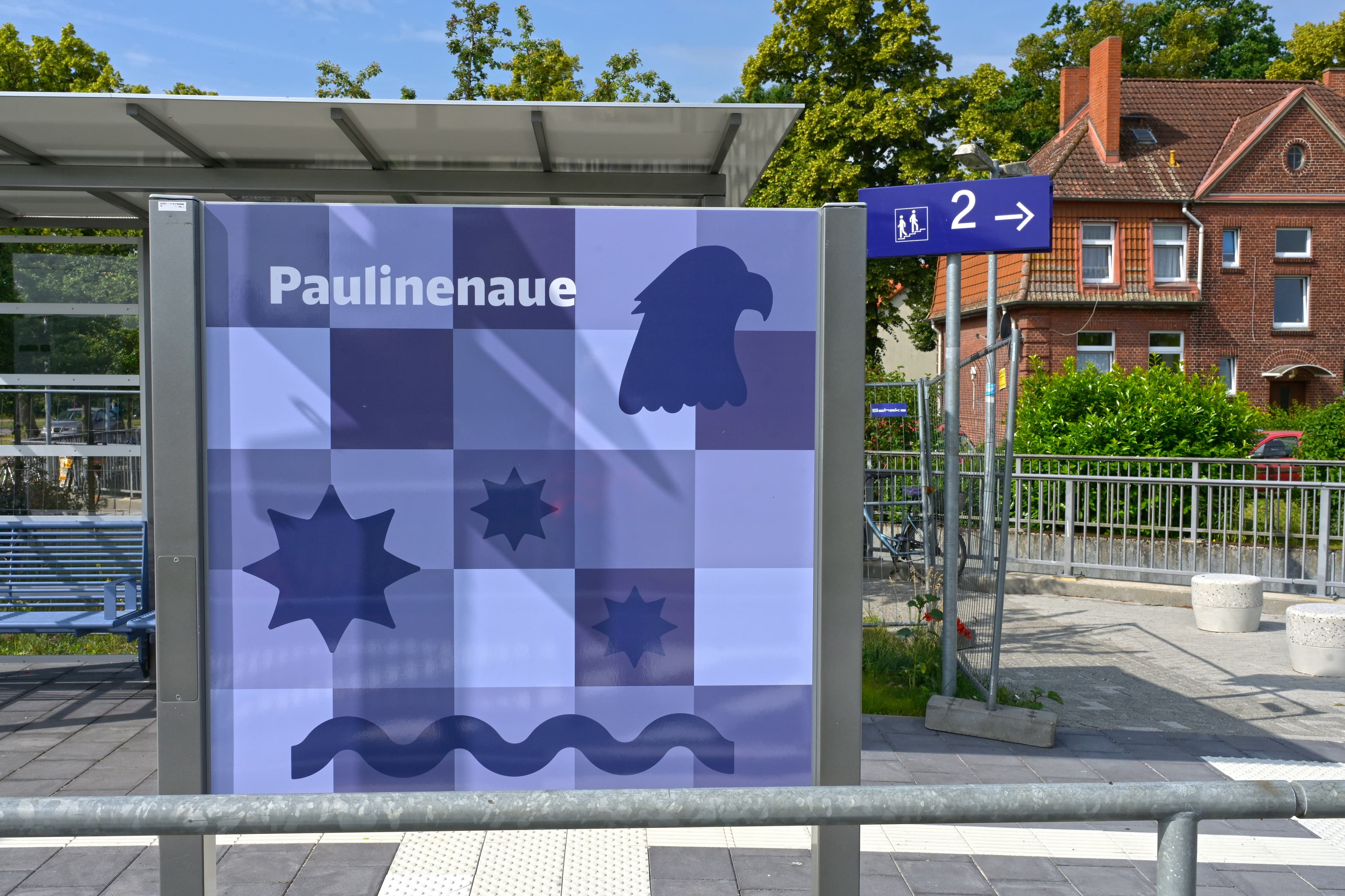 Gestaltete Vitrinen-Rückwand des Bahnhofs Paulinenaue.