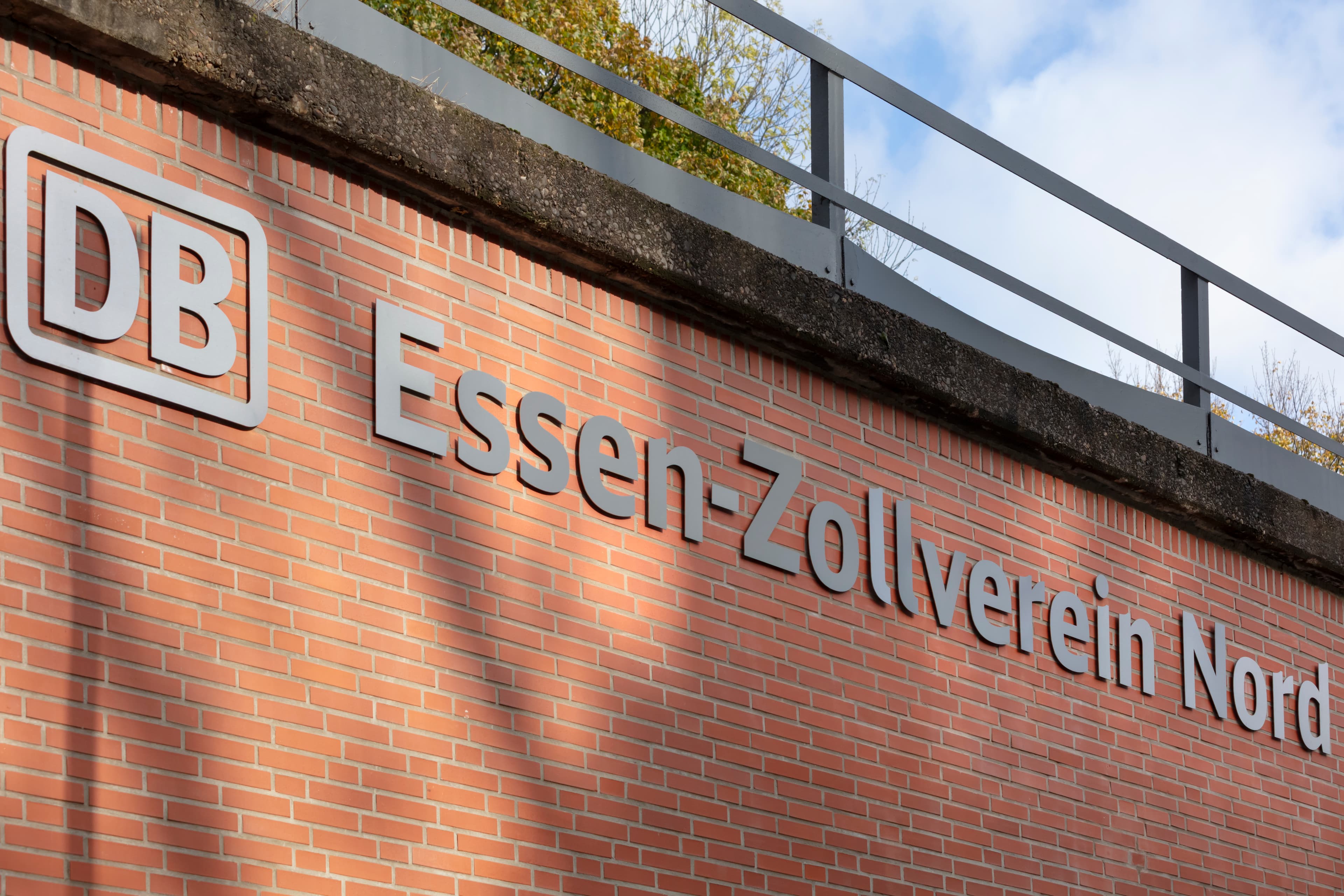 Blick auf die neue Einzelbuchstabenanlage am Zukunftsbahnhof Essen Zollverein Nord zur Verbesserung der Sichtbarkeit des Bahnhofs.