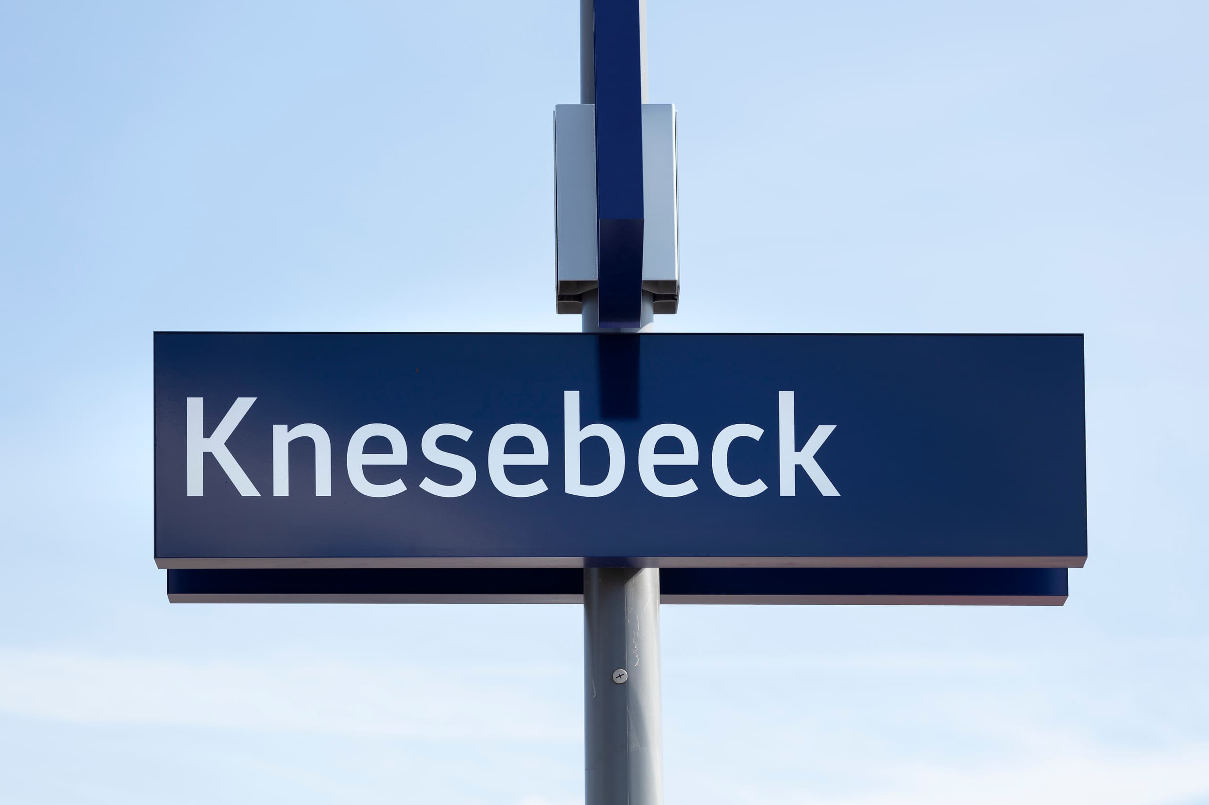 Das Bahnhofsschild Knesebeck.