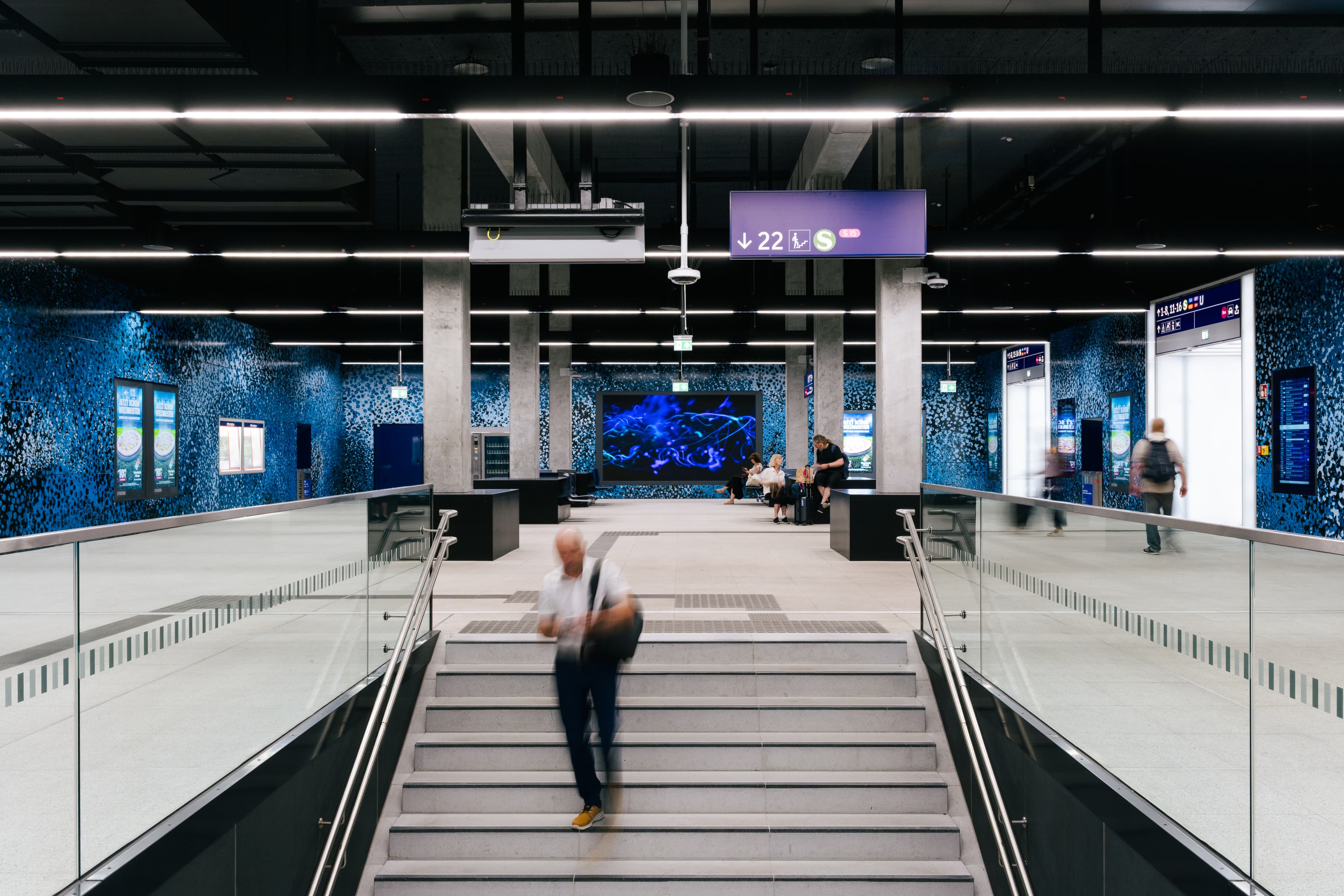 Blick auf den neuen S15-Bereich mit Videoinstallation.