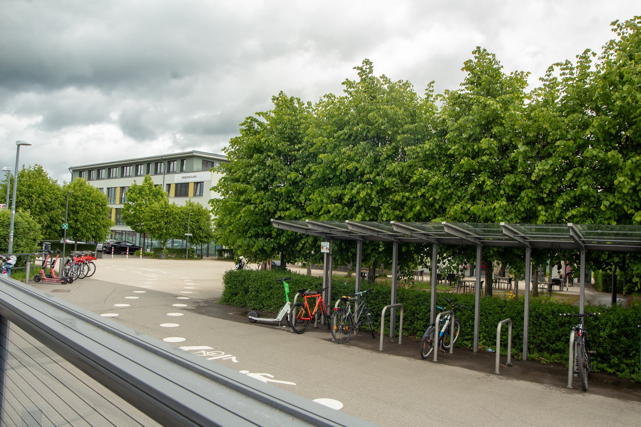 Fahrradstellplätze überdacht auf dem Bahnhofsvorplatz.