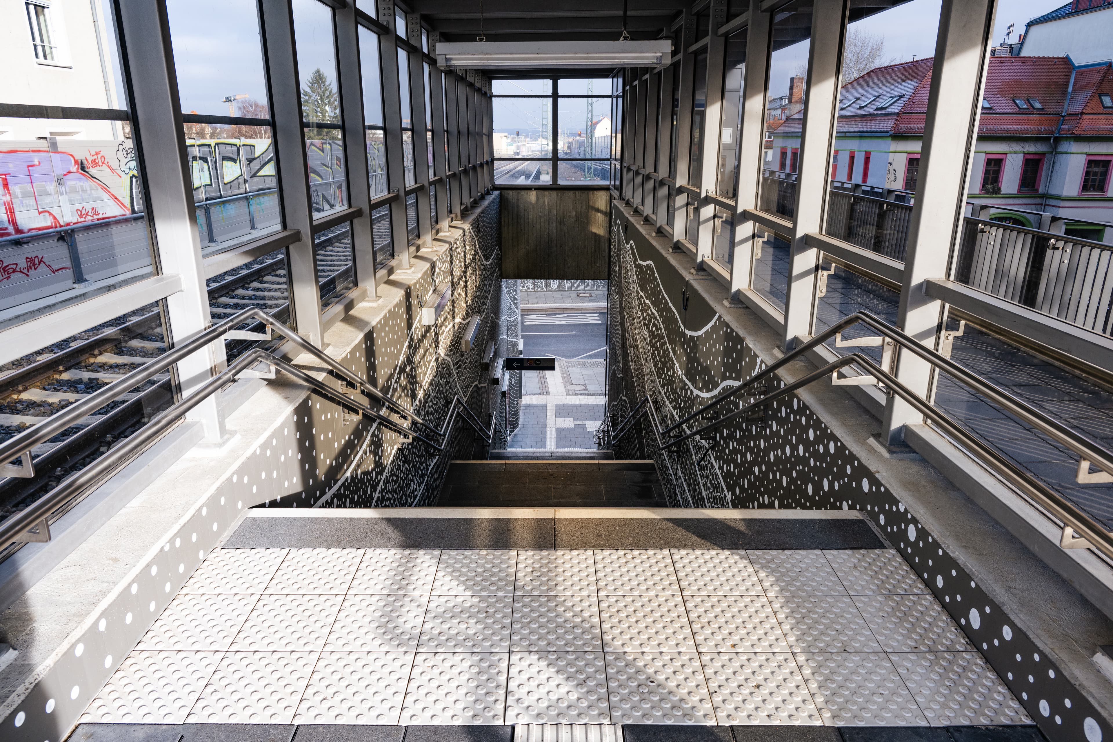 Blick von oben den Treppenaufgang hinunter. Die transparenten Scheiben in Kombination mit der Gestaltung