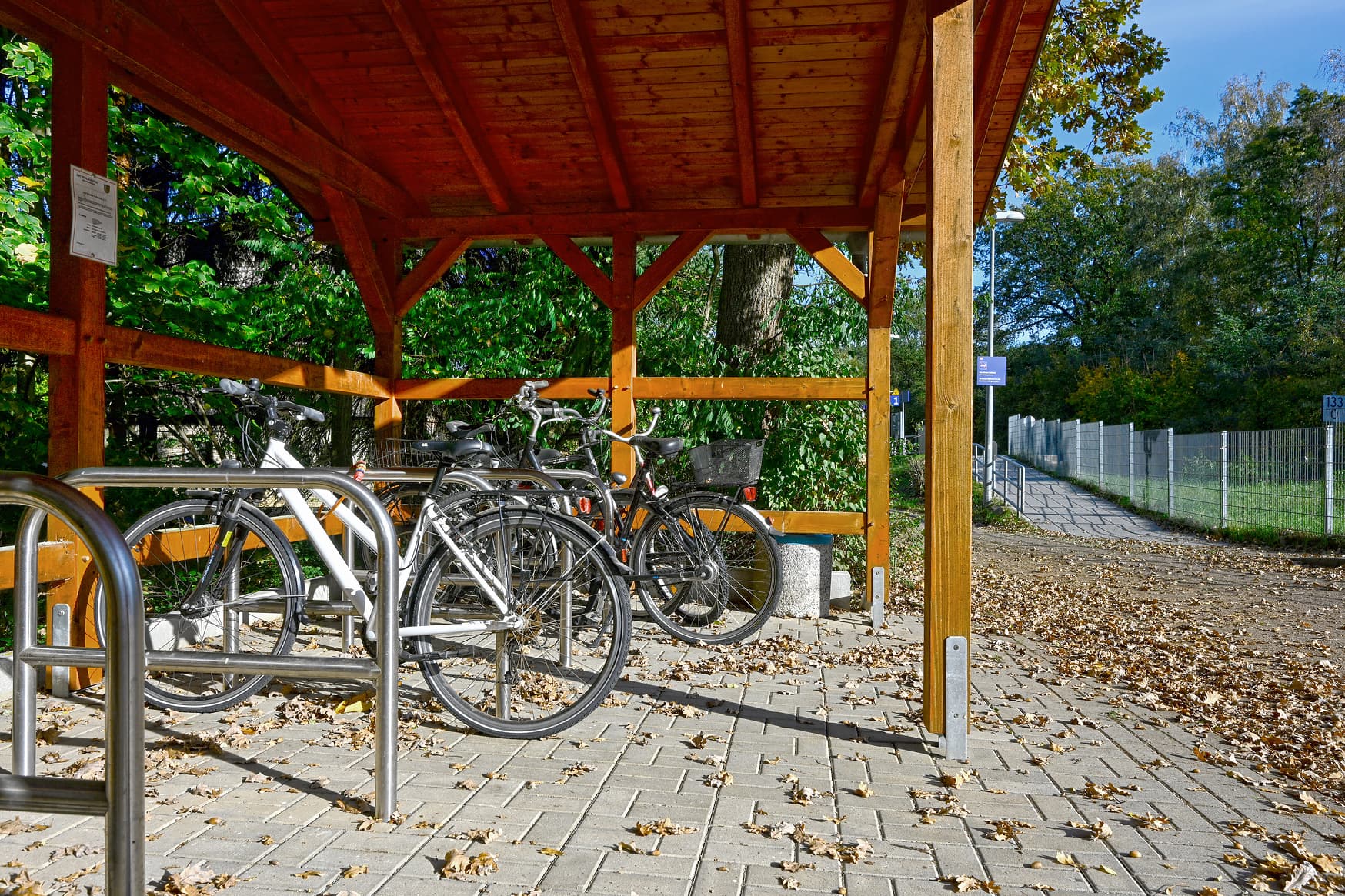 Fahrradstellplätze an der Zuwegung zum Bahnhof.