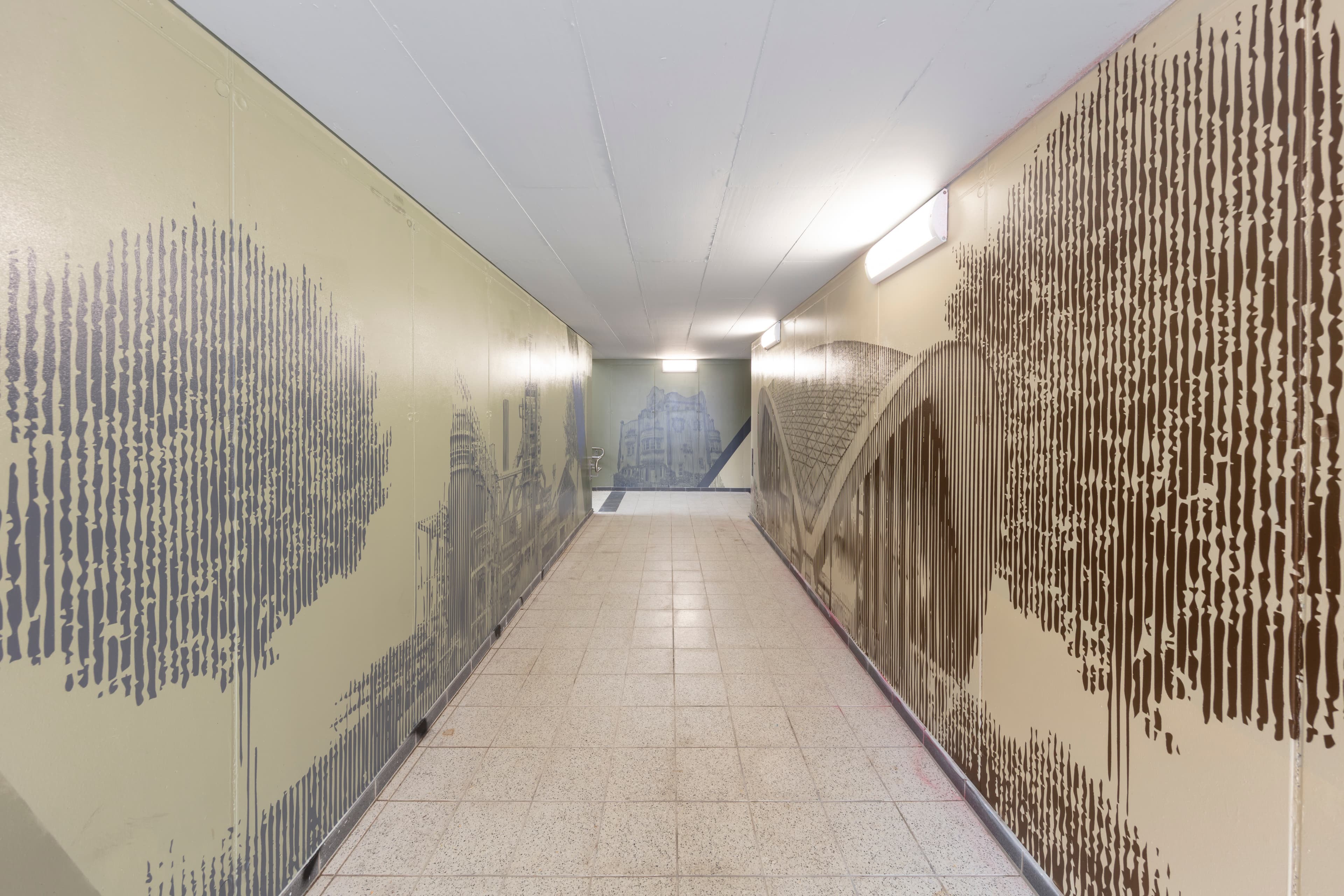 Personenunterführung mit neu gestalteten Wänden.