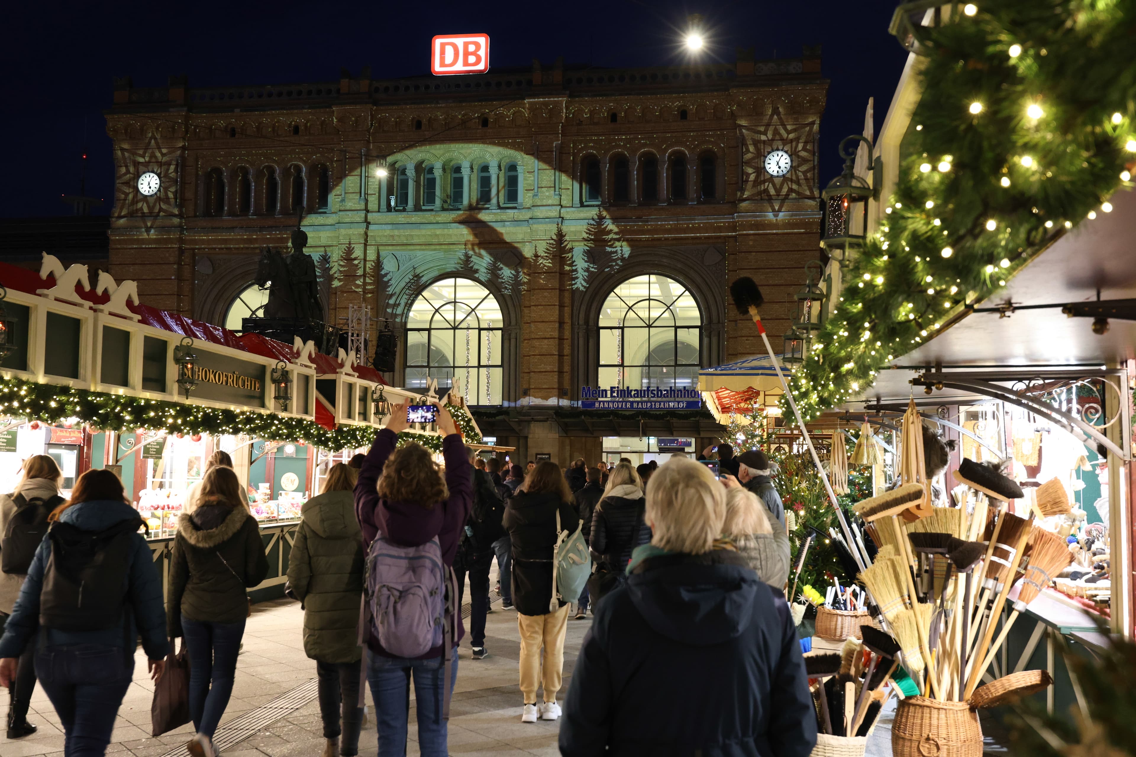 Die Illuminierung einer Weihnachtsgeschichte auf der Bahnhofsfassade