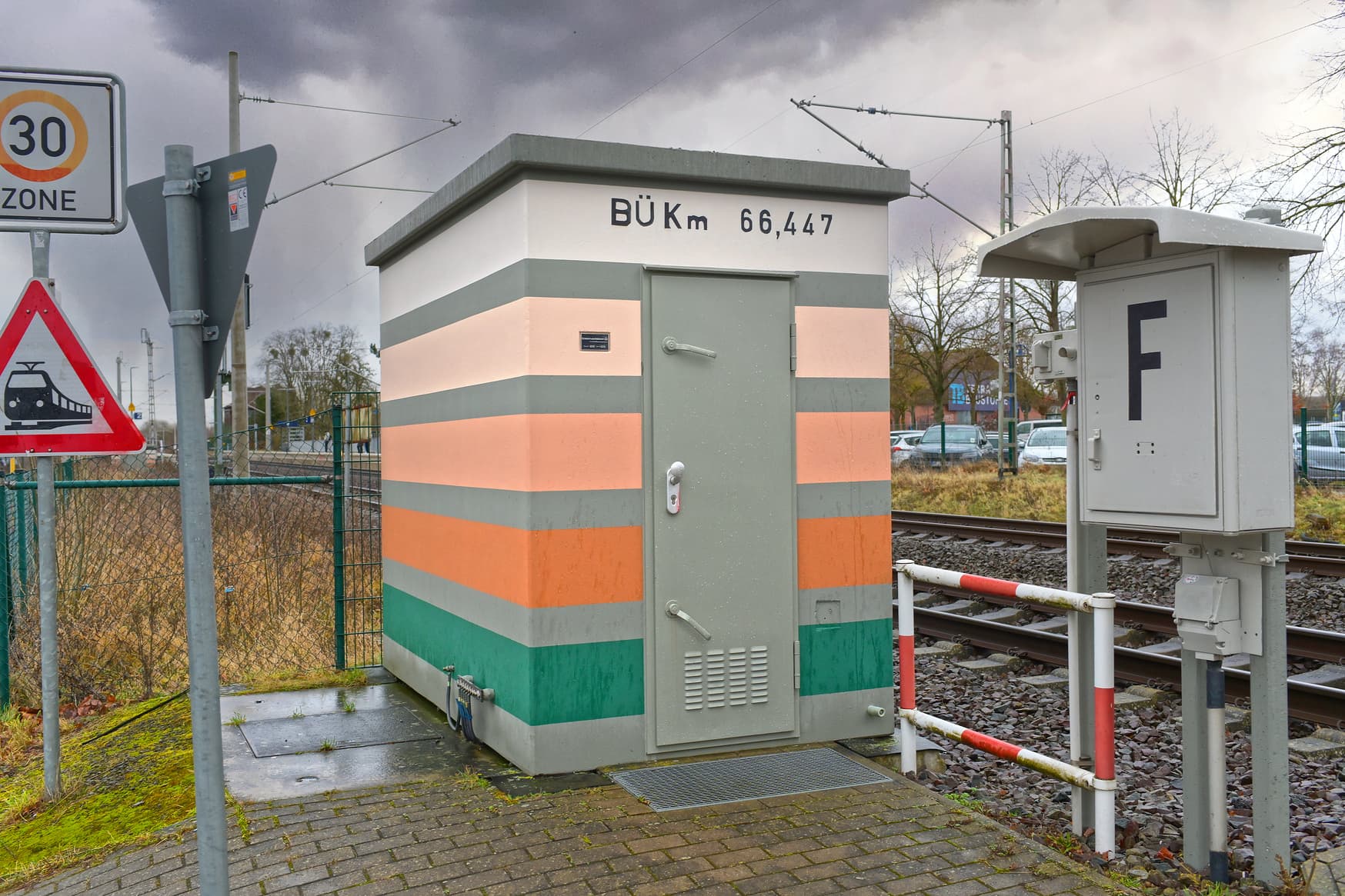 Bunt gestaltetes Trafohäuschen neben dem Gleis.
