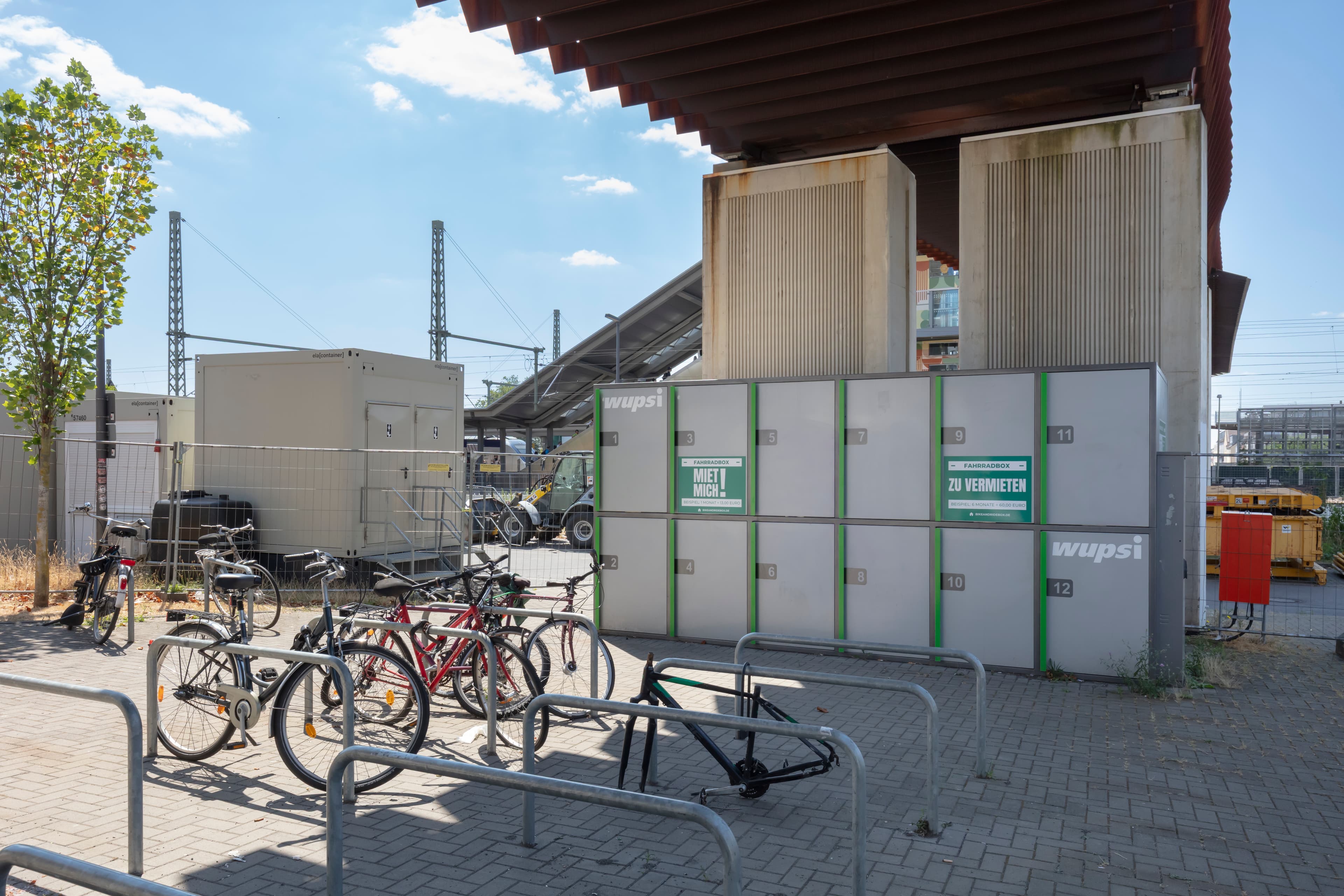 Neue Fahrradboxen und eine Fahrradabstellanlage am Bahnhof.