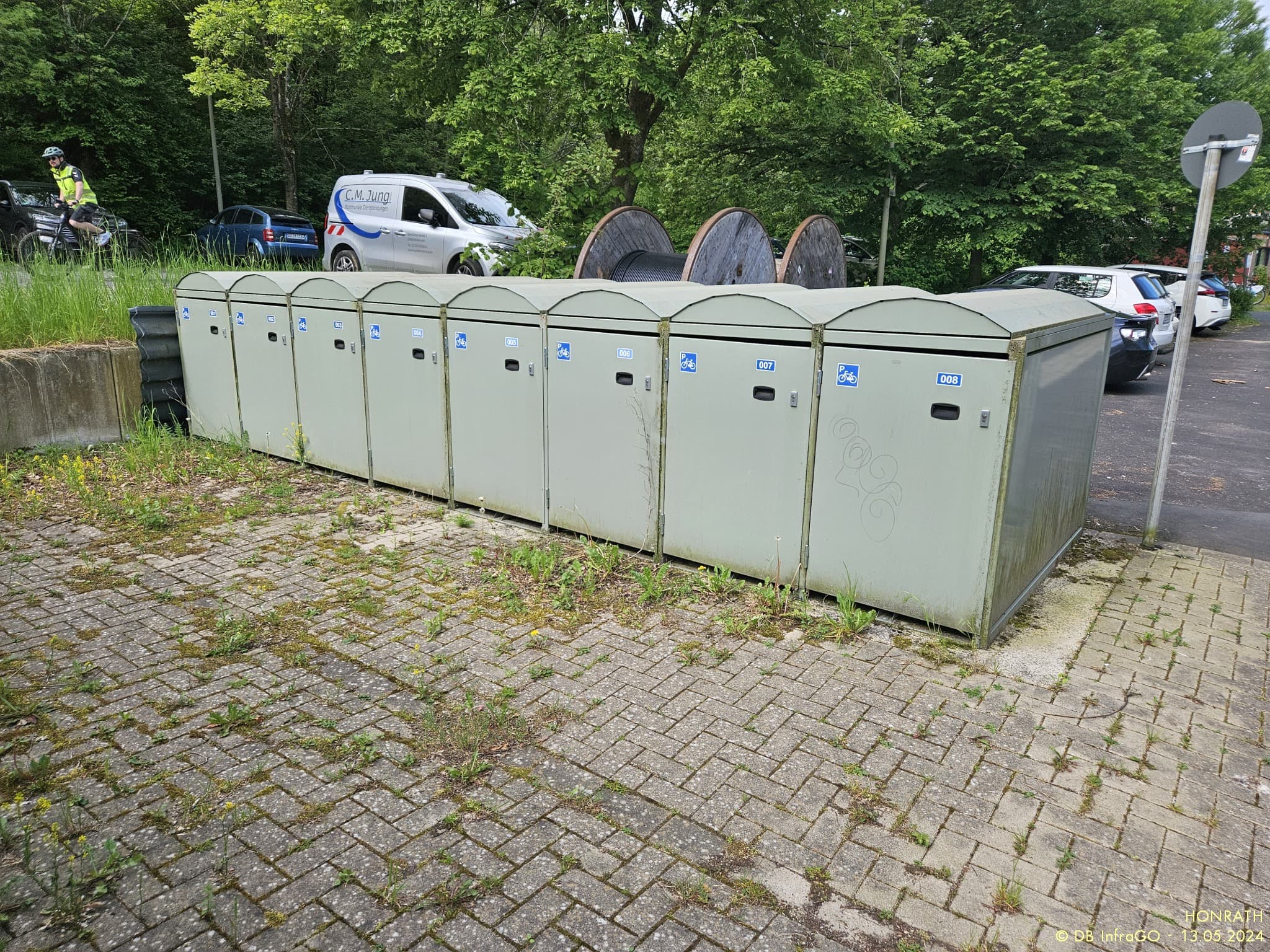 Blick auf die Fahrradboxen, die durch Vandalismus beschädigt wurden.