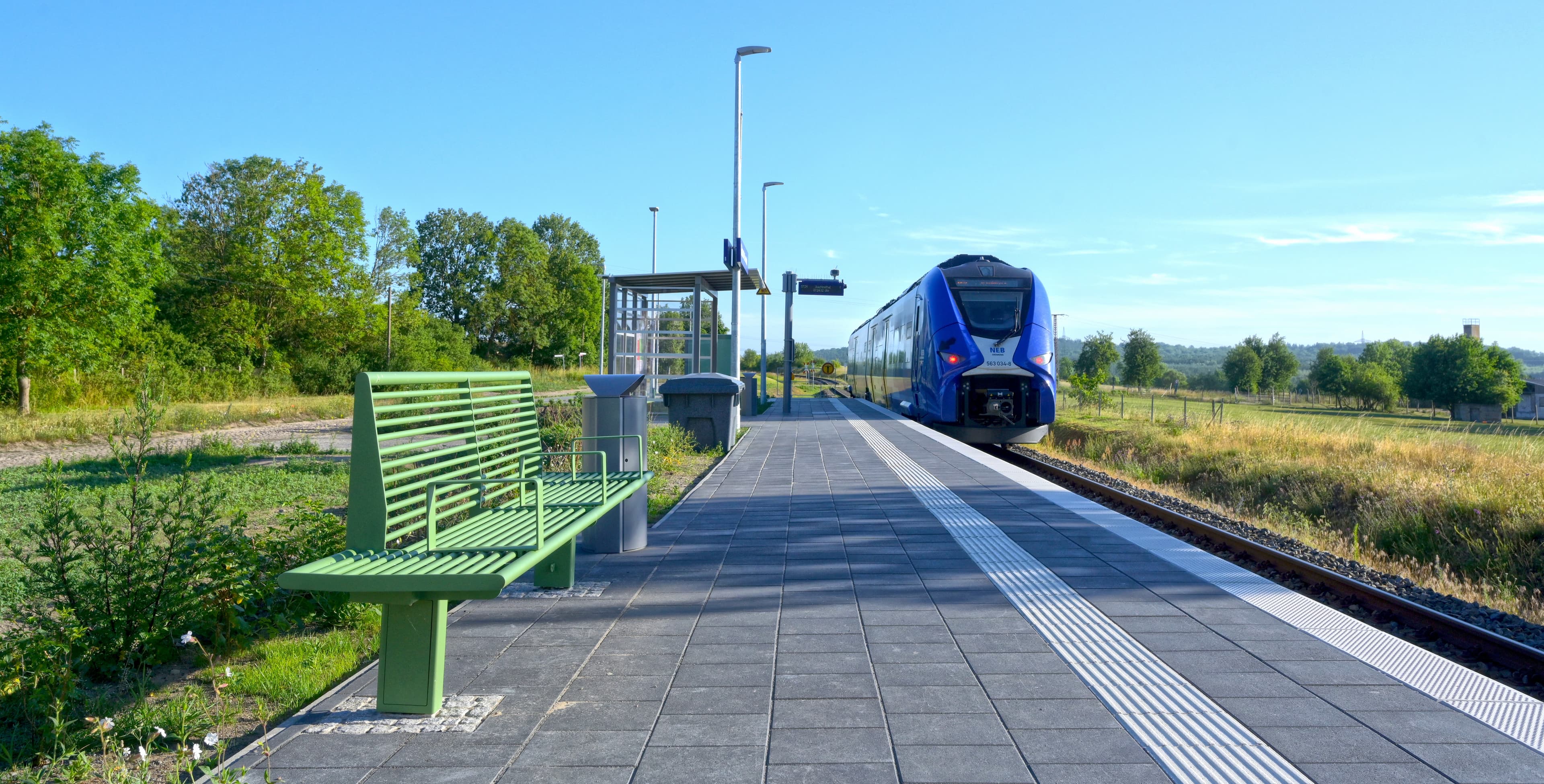 Ein Zug der Niederbarnimer Eisenbahn (NEB) hält am Bahnsteig