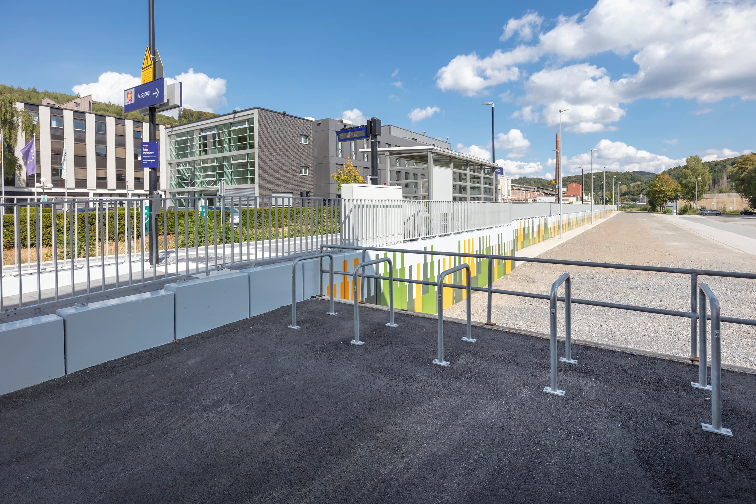 Neue Fahrradparkplätze am Bahnsteig.