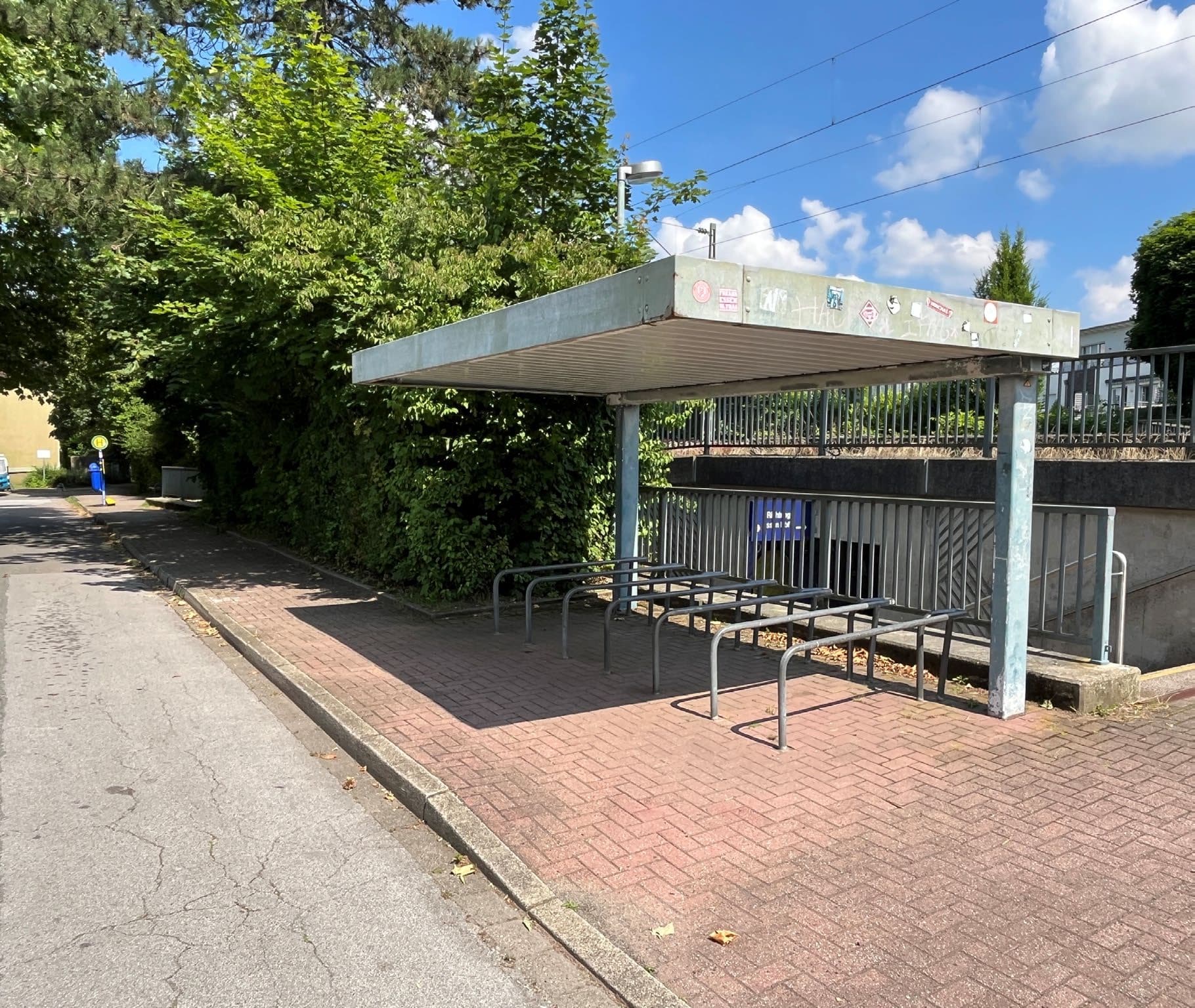 Blick auf eine Fahrradabstellanlage.
