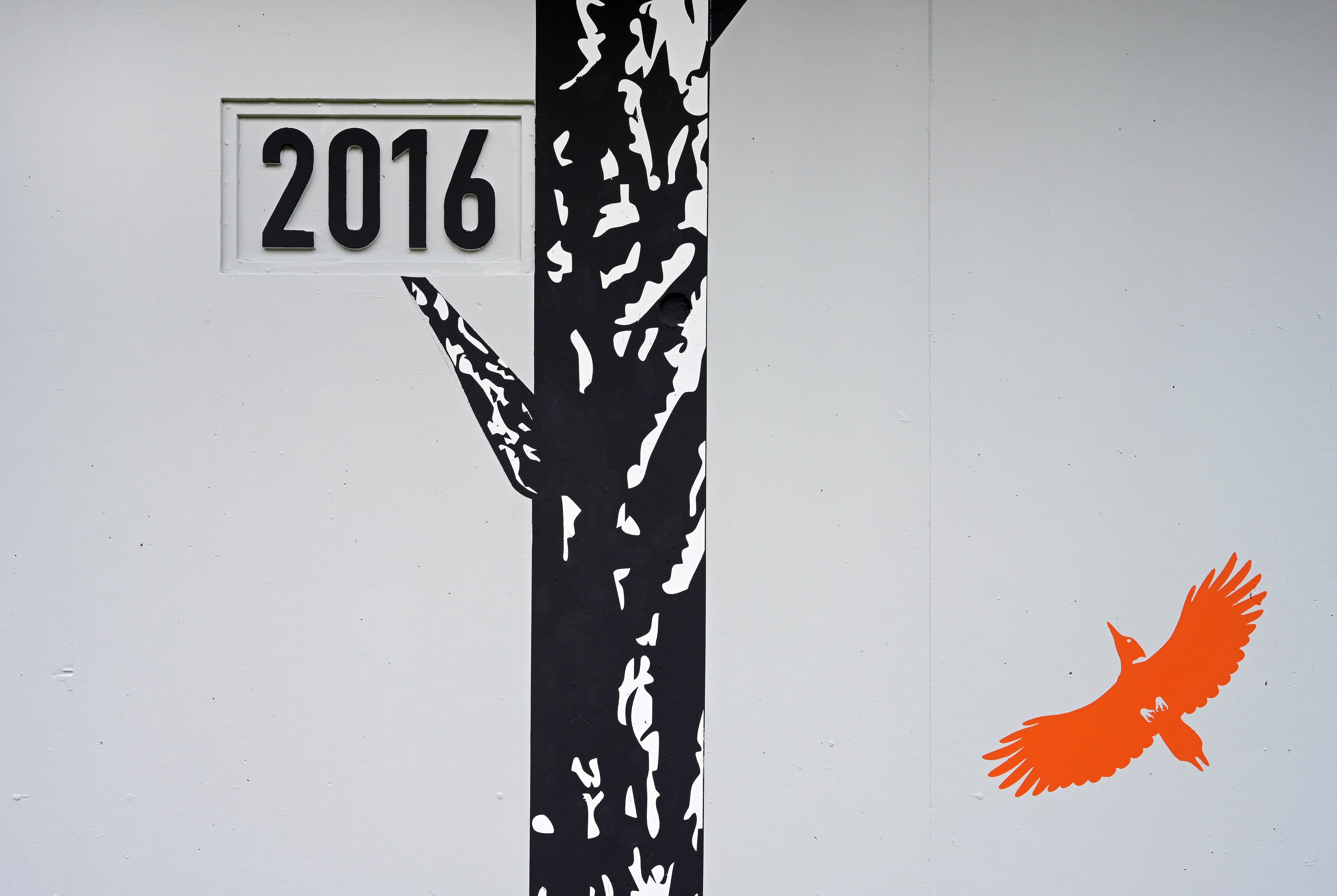 Rampe Wandgestaltung Motiv Baum und Vogel